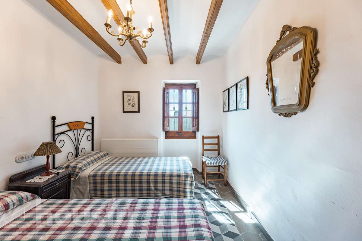 Housfy vende masía histórica de finales del S.XIX – El corazón del Penedès Descubra esta excepcional masía de piedra, un oasis de tranquilidad y autenticidad restaurado minuciosamente en 2010. Con una superficie construida de 351 m² sobre una extensa parcela de 8.502 m², esta propiedad combina a la perfección la tradición arquitectónica catalana con el máximo confort moderno. Lo que hace única a esta propiedad: Arquitectura y carácter: Restauración fiel que preserva elementos originales: vigas de madera de melis, techos de "volta catalana", suelos de mosaico antiguo y carpintería tradicional. Un viaje en el tiempo sin renunciar a las comodidades actuales. Entorno privilegiado: Ubicada en el corazón vinícola del Penedès, a tan solo 50 km de Barcelona y el aeropuerto, y a 20 km de Sitges. Disfrute de un entorno natural rodeado de viñedos, perfecto para actividades al aire libre como senderismo o rutas ecuestres. Zona exterior diseñada para disfrutar: Un espacio exterior con porches de columnas milenarias, piscina y una completa zona de barbacoa/horno de leña tradicional. Incluye una zona de sombra natural bajo moreras centenarias, huerto privado, frutales y un espacio polivalente de 3.700 m² apto para instalaciones hípicas. Sostenibilidad y equipamiento: La casa cuenta con sistema de calefacción geotérmica de alta eficiencia, pozos propios (caudal garantizado de 9.000 l/h), depuradora ecológica y conexión a fibra óptica, garantizando un funcionamiento autónomo y eficiente. Distribución y detalles: Amplios espacios interiores, incluyendo una biblioteca, cocina rústica de 28 m² con chimenea, gran salón de reuniones con capacidad para 24 comensales y bodega. La planta superior conserva el encanto original con acceso a un desván polivalente de 90 m². Esta propiedad es ideal para quienes buscan una residencia singular, un refugio de fin de semana o una oportunidad de inversión en una de las zonas más demandadas y con mayor encanto de Cataluña. Quiere visitarla? Contacte con Housfyy agende su visita sin compromiso. Más información en: housfy.com-12