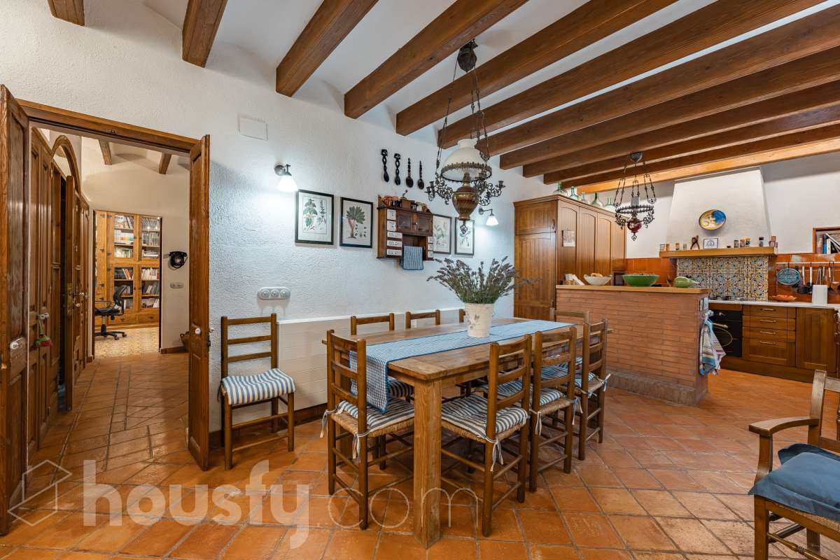 Housfy vende masía histórica de finales del S.XIX – El corazón del Penedès Descubra esta excepcional masía de piedra, un oasis de tranquilidad y autenticidad restaurado minuciosamente en 2010. Con una superficie construida de 351 m² sobre una extensa parcela de 8.502 m², esta propiedad combina a la perfección la tradición arquitectónica catalana con el máximo confort moderno. Lo que hace única a esta propiedad: Arquitectura y carácter: Restauración fiel que preserva elementos originales: vigas de madera de melis, techos de "volta catalana", suelos de mosaico antiguo y carpintería tradicional. Un viaje en el tiempo sin renunciar a las comodidades actuales. Entorno privilegiado: Ubicada en el corazón vinícola del Penedès, a tan solo 50 km de Barcelona y el aeropuerto, y a 20 km de Sitges. Disfrute de un entorno natural rodeado de viñedos, perfecto para actividades al aire libre como senderismo o rutas ecuestres. Zona exterior diseñada para disfrutar: Un espacio exterior con porches de columnas milenarias, piscina y una completa zona de barbacoa/horno de leña tradicional. Incluye una zona de sombra natural bajo moreras centenarias, huerto privado, frutales y un espacio polivalente de 3.700 m² apto para instalaciones hípicas. Sostenibilidad y equipamiento: La casa cuenta con sistema de calefacción geotérmica de alta eficiencia, pozos propios (caudal garantizado de 9.000 l/h), depuradora ecológica y conexión a fibra óptica, garantizando un funcionamiento autónomo y eficiente. Distribución y detalles: Amplios espacios interiores, incluyendo una biblioteca, cocina rústica de 28 m² con chimenea, gran salón de reuniones con capacidad para 24 comensales y bodega. La planta superior conserva el encanto original con acceso a un desván polivalente de 90 m². Esta propiedad es ideal para quienes buscan una residencia singular, un refugio de fin de semana o una oportunidad de inversión en una de las zonas más demandadas y con mayor encanto de Cataluña. Quiere visitarla? Contacte con Housfyy agende su visita sin compromiso. Más información en: housfy.com-36