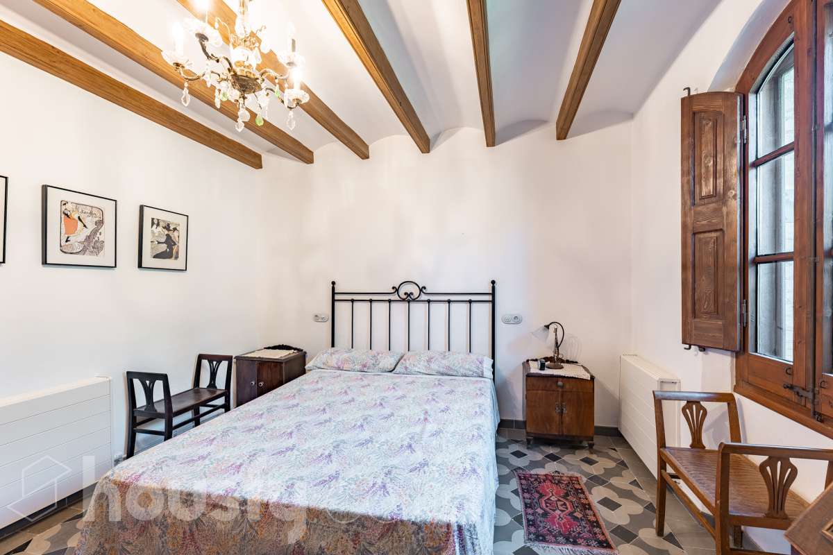 Housfy vende masía histórica de finales del S.XIX – El corazón del Penedès Descubra esta excepcional masía de piedra, un oasis de tranquilidad y autenticidad restaurado minuciosamente en 2010. Con una superficie construida de 351 m² sobre una extensa parcela de 8.502 m², esta propiedad combina a la perfección la tradición arquitectónica catalana con el máximo confort moderno. Lo que hace única a esta propiedad: Arquitectura y carácter: Restauración fiel que preserva elementos originales: vigas de madera de melis, techos de "volta catalana", suelos de mosaico antiguo y carpintería tradicional. Un viaje en el tiempo sin renunciar a las comodidades actuales. Entorno privilegiado: Ubicada en el corazón vinícola del Penedès, a tan solo 50 km de Barcelona y el aeropuerto, y a 20 km de Sitges. Disfrute de un entorno natural rodeado de viñedos, perfecto para actividades al aire libre como senderismo o rutas ecuestres. Zona exterior diseñada para disfrutar: Un espacio exterior con porches de columnas milenarias, piscina y una completa zona de barbacoa/horno de leña tradicional. Incluye una zona de sombra natural bajo moreras centenarias, huerto privado, frutales y un espacio polivalente de 3.700 m² apto para instalaciones hípicas. Sostenibilidad y equipamiento: La casa cuenta con sistema de calefacción geotérmica de alta eficiencia, pozos propios (caudal garantizado de 9.000 l/h), depuradora ecológica y conexión a fibra óptica, garantizando un funcionamiento autónomo y eficiente. Distribución y detalles: Amplios espacios interiores, incluyendo una biblioteca, cocina rústica de 28 m² con chimenea, gran salón de reuniones con capacidad para 24 comensales y bodega. La planta superior conserva el encanto original con acceso a un desván polivalente de 90 m². Esta propiedad es ideal para quienes buscan una residencia singular, un refugio de fin de semana o una oportunidad de inversión en una de las zonas más demandadas y con mayor encanto de Cataluña. Quiere visitarla? Contacte con Housfyy agende su visita sin compromiso. Más información en: housfy.com-10