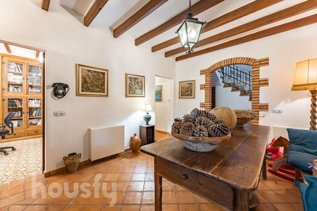 Housfy vende masía histórica de finales del S.XIX – El corazón del Penedès Descubra esta excepcional masía de piedra, un oasis de tranquilidad y autenticidad restaurado minuciosamente en 2010. Con una superficie construida de 351 m² sobre una extensa parcela de 8.502 m², esta propiedad combina a la perfección la tradición arquitectónica catalana con el máximo confort moderno. Lo que hace única a esta propiedad: Arquitectura y carácter: Restauración fiel que preserva elementos originales: vigas de madera de melis, techos de "volta catalana", suelos de mosaico antiguo y carpintería tradicional. Un viaje en el tiempo sin renunciar a las comodidades actuales. Entorno privilegiado: Ubicada en el corazón vinícola del Penedès, a tan solo 50 km de Barcelona y el aeropuerto, y a 20 km de Sitges. Disfrute de un entorno natural rodeado de viñedos, perfecto para actividades al aire libre como senderismo o rutas ecuestres. Zona exterior diseñada para disfrutar: Un espacio exterior con porches de columnas milenarias, piscina y una completa zona de barbacoa/horno de leña tradicional. Incluye una zona de sombra natural bajo moreras centenarias, huerto privado, frutales y un espacio polivalente de 3.700 m² apto para instalaciones hípicas. Sostenibilidad y equipamiento: La casa cuenta con sistema de calefacción geotérmica de alta eficiencia, pozos propios (caudal garantizado de 9.000 l/h), depuradora ecológica y conexión a fibra óptica, garantizando un funcionamiento autónomo y eficiente. Distribución y detalles: Amplios espacios interiores, incluyendo una biblioteca, cocina rústica de 28 m² con chimenea, gran salón de reuniones con capacidad para 24 comensales y bodega. La planta superior conserva el encanto original con acceso a un desván polivalente de 90 m². Esta propiedad es ideal para quienes buscan una residencia singular, un refugio de fin de semana o una oportunidad de inversión en una de las zonas más demandadas y con mayor encanto de Cataluña. Quiere visitarla? Contacte con Housfyy agende su visita sin compromiso. Más información en: housfy.com-23