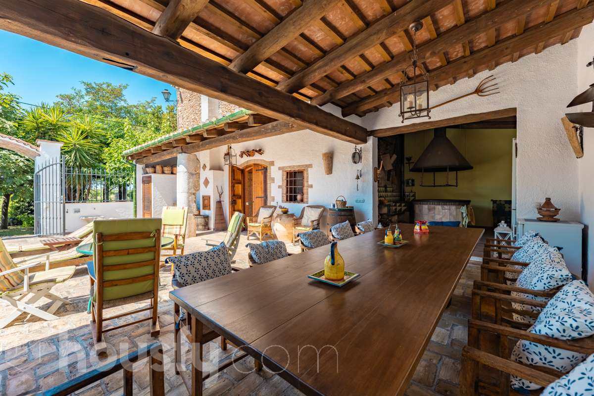 Housfy vende masía histórica de finales del S.XIX – El corazón del Penedès Descubra esta excepcional masía de piedra, un oasis de tranquilidad y autenticidad restaurado minuciosamente en 2010. Con una superficie construida de 351 m² sobre una extensa parcela de 8.502 m², esta propiedad combina a la perfección la tradición arquitectónica catalana con el máximo confort moderno. Lo que hace única a esta propiedad: Arquitectura y carácter: Restauración fiel que preserva elementos originales: vigas de madera de melis, techos de "volta catalana", suelos de mosaico antiguo y carpintería tradicional. Un viaje en el tiempo sin renunciar a las comodidades actuales. Entorno privilegiado: Ubicada en el corazón vinícola del Penedès, a tan solo 50 km de Barcelona y el aeropuerto, y a 20 km de Sitges. Disfrute de un entorno natural rodeado de viñedos, perfecto para actividades al aire libre como senderismo o rutas ecuestres. Zona exterior diseñada para disfrutar: Un espacio exterior con porches de columnas milenarias, piscina y una completa zona de barbacoa/horno de leña tradicional. Incluye una zona de sombra natural bajo moreras centenarias, huerto privado, frutales y un espacio polivalente de 3.700 m² apto para instalaciones hípicas. Sostenibilidad y equipamiento: La casa cuenta con sistema de calefacción geotérmica de alta eficiencia, pozos propios (caudal garantizado de 9.000 l/h), depuradora ecológica y conexión a fibra óptica, garantizando un funcionamiento autónomo y eficiente. Distribución y detalles: Amplios espacios interiores, incluyendo una biblioteca, cocina rústica de 28 m² con chimenea, gran salón de reuniones con capacidad para 24 comensales y bodega. La planta superior conserva el encanto original con acceso a un desván polivalente de 90 m². Esta propiedad es ideal para quienes buscan una residencia singular, un refugio de fin de semana o una oportunidad de inversión en una de las zonas más demandadas y con mayor encanto de Cataluña. Quiere visitarla? Contacte con Housfyy agende su visita sin compromiso. Más información en: housfy.com-51