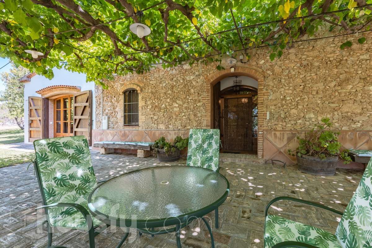 Housfy vende masía histórica de finales del S.XIX – El corazón del Penedès Descubra esta excepcional masía de piedra, un oasis de tranquilidad y autenticidad restaurado minuciosamente en 2010. Con una superficie construida de 351 m² sobre una extensa parcela de 8.502 m², esta propiedad combina a la perfección la tradición arquitectónica catalana con el máximo confort moderno. Lo que hace única a esta propiedad: Arquitectura y carácter: Restauración fiel que preserva elementos originales: vigas de madera de melis, techos de "volta catalana", suelos de mosaico antiguo y carpintería tradicional. Un viaje en el tiempo sin renunciar a las comodidades actuales. Entorno privilegiado: Ubicada en el corazón vinícola del Penedès, a tan solo 50 km de Barcelona y el aeropuerto, y a 20 km de Sitges. Disfrute de un entorno natural rodeado de viñedos, perfecto para actividades al aire libre como senderismo o rutas ecuestres. Zona exterior diseñada para disfrutar: Un espacio exterior con porches de columnas milenarias, piscina y una completa zona de barbacoa/horno de leña tradicional. Incluye una zona de sombra natural bajo moreras centenarias, huerto privado, frutales y un espacio polivalente de 3.700 m² apto para instalaciones hípicas. Sostenibilidad y equipamiento: La casa cuenta con sistema de calefacción geotérmica de alta eficiencia, pozos propios (caudal garantizado de 9.000 l/h), depuradora ecológica y conexión a fibra óptica, garantizando un funcionamiento autónomo y eficiente. Distribución y detalles: Amplios espacios interiores, incluyendo una biblioteca, cocina rústica de 28 m² con chimenea, gran salón de reuniones con capacidad para 24 comensales y bodega. La planta superior conserva el encanto original con acceso a un desván polivalente de 90 m². Esta propiedad es ideal para quienes buscan una residencia singular, un refugio de fin de semana o una oportunidad de inversión en una de las zonas más demandadas y con mayor encanto de Cataluña. Quiere visitarla? Contacte con Housfyy agende su visita sin compromiso. Más información en: housfy.com-56