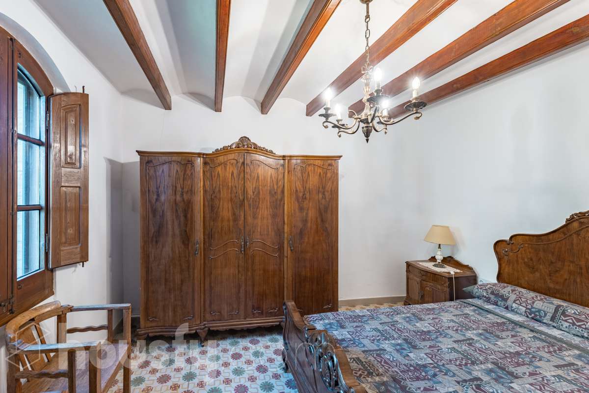 Housfy vende masía histórica de finales del S.XIX – El corazón del Penedès Descubra esta excepcional masía de piedra, un oasis de tranquilidad y autenticidad restaurado minuciosamente en 2010. Con una superficie construida de 351 m² sobre una extensa parcela de 8.502 m², esta propiedad combina a la perfección la tradición arquitectónica catalana con el máximo confort moderno. Lo que hace única a esta propiedad: Arquitectura y carácter: Restauración fiel que preserva elementos originales: vigas de madera de melis, techos de "volta catalana", suelos de mosaico antiguo y carpintería tradicional. Un viaje en el tiempo sin renunciar a las comodidades actuales. Entorno privilegiado: Ubicada en el corazón vinícola del Penedès, a tan solo 50 km de Barcelona y el aeropuerto, y a 20 km de Sitges. Disfrute de un entorno natural rodeado de viñedos, perfecto para actividades al aire libre como senderismo o rutas ecuestres. Zona exterior diseñada para disfrutar: Un espacio exterior con porches de columnas milenarias, piscina y una completa zona de barbacoa/horno de leña tradicional. Incluye una zona de sombra natural bajo moreras centenarias, huerto privado, frutales y un espacio polivalente de 3.700 m² apto para instalaciones hípicas. Sostenibilidad y equipamiento: La casa cuenta con sistema de calefacción geotérmica de alta eficiencia, pozos propios (caudal garantizado de 9.000 l/h), depuradora ecológica y conexión a fibra óptica, garantizando un funcionamiento autónomo y eficiente. Distribución y detalles: Amplios espacios interiores, incluyendo una biblioteca, cocina rústica de 28 m² con chimenea, gran salón de reuniones con capacidad para 24 comensales y bodega. La planta superior conserva el encanto original con acceso a un desván polivalente de 90 m². Esta propiedad es ideal para quienes buscan una residencia singular, un refugio de fin de semana o una oportunidad de inversión en una de las zonas más demandadas y con mayor encanto de Cataluña. Quiere visitarla? Contacte con Housfyy agende su visita sin compromiso. Más información en: housfy.com-14