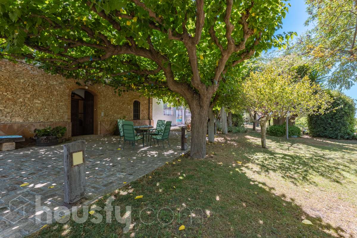 Housfy vende masía histórica de finales del S.XIX – El corazón del Penedès Descubra esta excepcional masía de piedra, un oasis de tranquilidad y autenticidad restaurado minuciosamente en 2010. Con una superficie construida de 351 m² sobre una extensa parcela de 8.502 m², esta propiedad combina a la perfección la tradición arquitectónica catalana con el máximo confort moderno. Lo que hace única a esta propiedad: Arquitectura y carácter: Restauración fiel que preserva elementos originales: vigas de madera de melis, techos de "volta catalana", suelos de mosaico antiguo y carpintería tradicional. Un viaje en el tiempo sin renunciar a las comodidades actuales. Entorno privilegiado: Ubicada en el corazón vinícola del Penedès, a tan solo 50 km de Barcelona y el aeropuerto, y a 20 km de Sitges. Disfrute de un entorno natural rodeado de viñedos, perfecto para actividades al aire libre como senderismo o rutas ecuestres. Zona exterior diseñada para disfrutar: Un espacio exterior con porches de columnas milenarias, piscina y una completa zona de barbacoa/horno de leña tradicional. Incluye una zona de sombra natural bajo moreras centenarias, huerto privado, frutales y un espacio polivalente de 3.700 m² apto para instalaciones hípicas. Sostenibilidad y equipamiento: La casa cuenta con sistema de calefacción geotérmica de alta eficiencia, pozos propios (caudal garantizado de 9.000 l/h), depuradora ecológica y conexión a fibra óptica, garantizando un funcionamiento autónomo y eficiente. Distribución y detalles: Amplios espacios interiores, incluyendo una biblioteca, cocina rústica de 28 m² con chimenea, gran salón de reuniones con capacidad para 24 comensales y bodega. La planta superior conserva el encanto original con acceso a un desván polivalente de 90 m². Esta propiedad es ideal para quienes buscan una residencia singular, un refugio de fin de semana o una oportunidad de inversión en una de las zonas más demandadas y con mayor encanto de Cataluña. Quiere visitarla? Contacte con Housfyy agende su visita sin compromiso. Más información en: housfy.com-58