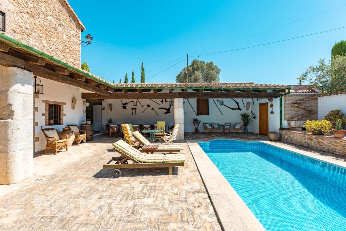 Housfy vende masía histórica de finales del S.XIX – El corazón del Penedès Descubra esta excepcional masía de piedra, un oasis de tranquilidad y autenticidad restaurado minuciosamente en 2010. Con una superficie construida de 351 m² sobre una extensa parcela de 8.502 m², esta propiedad combina a la perfección la tradición arquitectónica catalana con el máximo confort moderno. Lo que hace única a esta propiedad: Arquitectura y carácter: Restauración fiel que preserva elementos originales: vigas de madera de melis, techos de "volta catalana", suelos de mosaico antiguo y carpintería tradicional. Un viaje en el tiempo sin renunciar a las comodidades actuales. Entorno privilegiado: Ubicada en el corazón vinícola del Penedès, a tan solo 50 km de Barcelona y el aeropuerto, y a 20 km de Sitges. Disfrute de un entorno natural rodeado de viñedos, perfecto para actividades al aire libre como senderismo o rutas ecuestres. Zona exterior diseñada para disfrutar: Un espacio exterior con porches de columnas milenarias, piscina y una completa zona de barbacoa/horno de leña tradicional. Incluye una zona de sombra natural bajo moreras centenarias, huerto privado, frutales y un espacio polivalente de 3.700 m² apto para instalaciones hípicas. Sostenibilidad y equipamiento: La casa cuenta con sistema de calefacción geotérmica de alta eficiencia, pozos propios (caudal garantizado de 9.000 l/h), depuradora ecológica y conexión a fibra óptica, garantizando un funcionamiento autónomo y eficiente. Distribución y detalles: Amplios espacios interiores, incluyendo una biblioteca, cocina rústica de 28 m² con chimenea, gran salón de reuniones con capacidad para 24 comensales y bodega. La planta superior conserva el encanto original con acceso a un desván polivalente de 90 m². Esta propiedad es ideal para quienes buscan una residencia singular, un refugio de fin de semana o una oportunidad de inversión en una de las zonas más demandadas y con mayor encanto de Cataluña. Quiere visitarla? Contacte con Housfyy agende su visita sin compromiso. Más información en: housfy.com-46