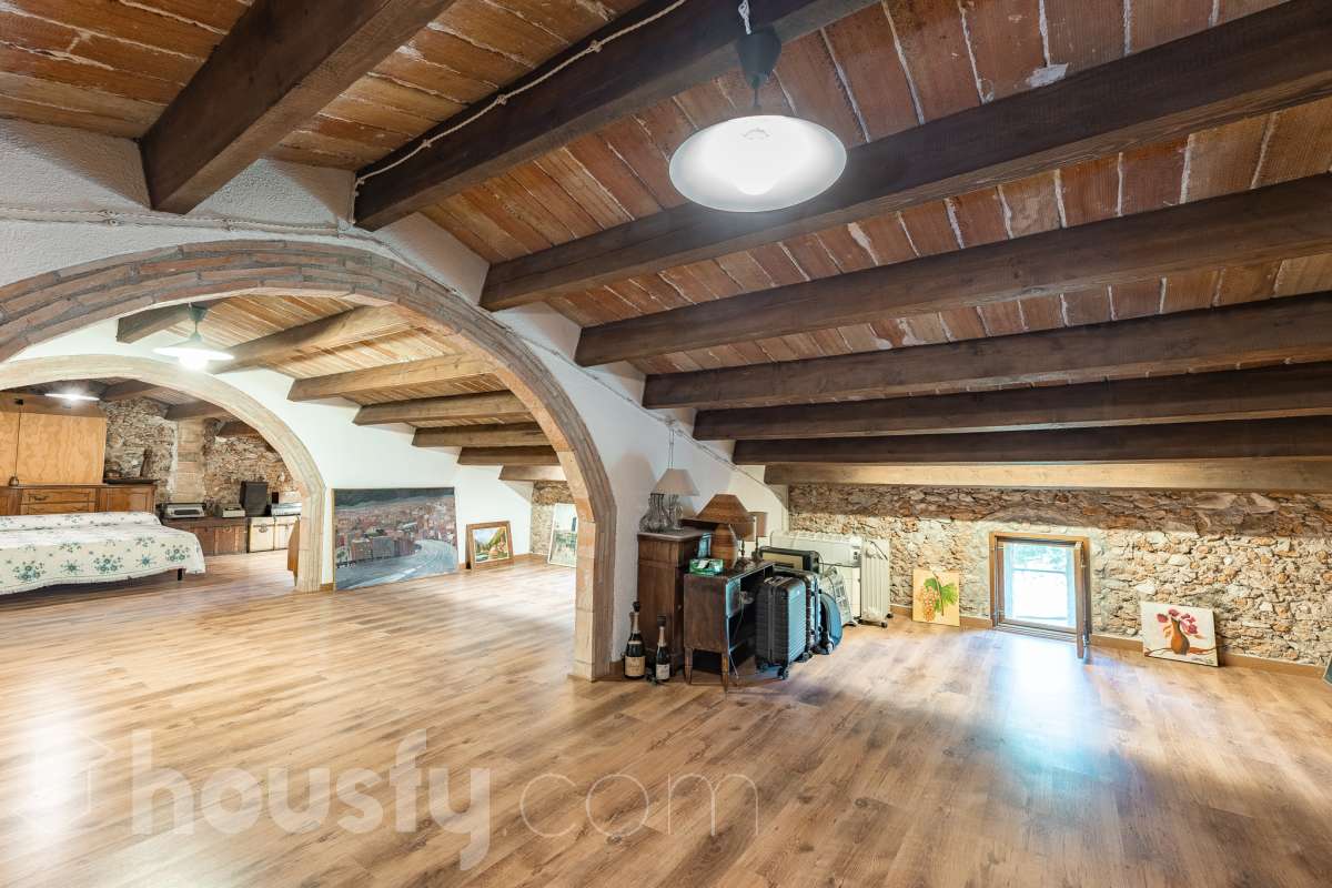 Housfy vende masía histórica de finales del S.XIX – El corazón del Penedès Descubra esta excepcional masía de piedra, un oasis de tranquilidad y autenticidad restaurado minuciosamente en 2010. Con una superficie construida de 351 m² sobre una extensa parcela de 8.502 m², esta propiedad combina a la perfección la tradición arquitectónica catalana con el máximo confort moderno. Lo que hace única a esta propiedad: Arquitectura y carácter: Restauración fiel que preserva elementos originales: vigas de madera de melis, techos de "volta catalana", suelos de mosaico antiguo y carpintería tradicional. Un viaje en el tiempo sin renunciar a las comodidades actuales. Entorno privilegiado: Ubicada en el corazón vinícola del Penedès, a tan solo 50 km de Barcelona y el aeropuerto, y a 20 km de Sitges. Disfrute de un entorno natural rodeado de viñedos, perfecto para actividades al aire libre como senderismo o rutas ecuestres. Zona exterior diseñada para disfrutar: Un espacio exterior con porches de columnas milenarias, piscina y una completa zona de barbacoa/horno de leña tradicional. Incluye una zona de sombra natural bajo moreras centenarias, huerto privado, frutales y un espacio polivalente de 3.700 m² apto para instalaciones hípicas. Sostenibilidad y equipamiento: La casa cuenta con sistema de calefacción geotérmica de alta eficiencia, pozos propios (caudal garantizado de 9.000 l/h), depuradora ecológica y conexión a fibra óptica, garantizando un funcionamiento autónomo y eficiente. Distribución y detalles: Amplios espacios interiores, incluyendo una biblioteca, cocina rústica de 28 m² con chimenea, gran salón de reuniones con capacidad para 24 comensales y bodega. La planta superior conserva el encanto original con acceso a un desván polivalente de 90 m². Esta propiedad es ideal para quienes buscan una residencia singular, un refugio de fin de semana o una oportunidad de inversión en una de las zonas más demandadas y con mayor encanto de Cataluña. Quiere visitarla? Contacte con Housfyy agende su visita sin compromiso. Más información en: housfy.com-27