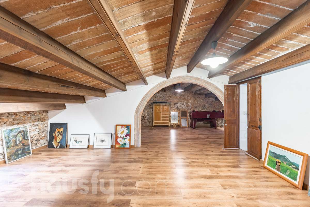 Housfy vende masía histórica de finales del S.XIX – El corazón del Penedès Descubra esta excepcional masía de piedra, un oasis de tranquilidad y autenticidad restaurado minuciosamente en 2010. Con una superficie construida de 351 m² sobre una extensa parcela de 8.502 m², esta propiedad combina a la perfección la tradición arquitectónica catalana con el máximo confort moderno. Lo que hace única a esta propiedad: Arquitectura y carácter: Restauración fiel que preserva elementos originales: vigas de madera de melis, techos de "volta catalana", suelos de mosaico antiguo y carpintería tradicional. Un viaje en el tiempo sin renunciar a las comodidades actuales. Entorno privilegiado: Ubicada en el corazón vinícola del Penedès, a tan solo 50 km de Barcelona y el aeropuerto, y a 20 km de Sitges. Disfrute de un entorno natural rodeado de viñedos, perfecto para actividades al aire libre como senderismo o rutas ecuestres. Zona exterior diseñada para disfrutar: Un espacio exterior con porches de columnas milenarias, piscina y una completa zona de barbacoa/horno de leña tradicional. Incluye una zona de sombra natural bajo moreras centenarias, huerto privado, frutales y un espacio polivalente de 3.700 m² apto para instalaciones hípicas. Sostenibilidad y equipamiento: La casa cuenta con sistema de calefacción geotérmica de alta eficiencia, pozos propios (caudal garantizado de 9.000 l/h), depuradora ecológica y conexión a fibra óptica, garantizando un funcionamiento autónomo y eficiente. Distribución y detalles: Amplios espacios interiores, incluyendo una biblioteca, cocina rústica de 28 m² con chimenea, gran salón de reuniones con capacidad para 24 comensales y bodega. La planta superior conserva el encanto original con acceso a un desván polivalente de 90 m². Esta propiedad es ideal para quienes buscan una residencia singular, un refugio de fin de semana o una oportunidad de inversión en una de las zonas más demandadas y con mayor encanto de Cataluña. Quiere visitarla? Contacte con Housfyy agende su visita sin compromiso. Más información en: housfy.com-30