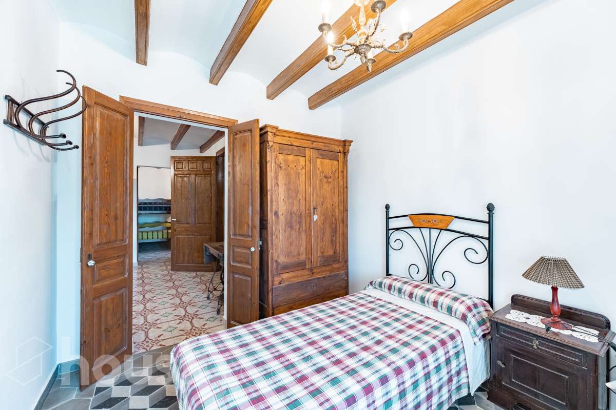 Housfy vende masía histórica de finales del S.XIX – El corazón del Penedès Descubra esta excepcional masía de piedra, un oasis de tranquilidad y autenticidad restaurado minuciosamente en 2010. Con una superficie construida de 351 m² sobre una extensa parcela de 8.502 m², esta propiedad combina a la perfección la tradición arquitectónica catalana con el máximo confort moderno. Lo que hace única a esta propiedad: Arquitectura y carácter: Restauración fiel que preserva elementos originales: vigas de madera de melis, techos de "volta catalana", suelos de mosaico antiguo y carpintería tradicional. Un viaje en el tiempo sin renunciar a las comodidades actuales. Entorno privilegiado: Ubicada en el corazón vinícola del Penedès, a tan solo 50 km de Barcelona y el aeropuerto, y a 20 km de Sitges. Disfrute de un entorno natural rodeado de viñedos, perfecto para actividades al aire libre como senderismo o rutas ecuestres. Zona exterior diseñada para disfrutar: Un espacio exterior con porches de columnas milenarias, piscina y una completa zona de barbacoa/horno de leña tradicional. Incluye una zona de sombra natural bajo moreras centenarias, huerto privado, frutales y un espacio polivalente de 3.700 m² apto para instalaciones hípicas. Sostenibilidad y equipamiento: La casa cuenta con sistema de calefacción geotérmica de alta eficiencia, pozos propios (caudal garantizado de 9.000 l/h), depuradora ecológica y conexión a fibra óptica, garantizando un funcionamiento autónomo y eficiente. Distribución y detalles: Amplios espacios interiores, incluyendo una biblioteca, cocina rústica de 28 m² con chimenea, gran salón de reuniones con capacidad para 24 comensales y bodega. La planta superior conserva el encanto original con acceso a un desván polivalente de 90 m². Esta propiedad es ideal para quienes buscan una residencia singular, un refugio de fin de semana o una oportunidad de inversión en una de las zonas más demandadas y con mayor encanto de Cataluña. Quiere visitarla? Contacte con Housfyy agende su visita sin compromiso. Más información en: housfy.com-13