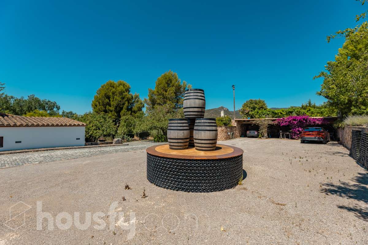 Housfy vende masía histórica de finales del S.XIX – El corazón del Penedès Descubra esta excepcional masía de piedra, un oasis de tranquilidad y autenticidad restaurado minuciosamente en 2010. Con una superficie construida de 351 m² sobre una extensa parcela de 8.502 m², esta propiedad combina a la perfección la tradición arquitectónica catalana con el máximo confort moderno. Lo que hace única a esta propiedad: Arquitectura y carácter: Restauración fiel que preserva elementos originales: vigas de madera de melis, techos de "volta catalana", suelos de mosaico antiguo y carpintería tradicional. Un viaje en el tiempo sin renunciar a las comodidades actuales. Entorno privilegiado: Ubicada en el corazón vinícola del Penedès, a tan solo 50 km de Barcelona y el aeropuerto, y a 20 km de Sitges. Disfrute de un entorno natural rodeado de viñedos, perfecto para actividades al aire libre como senderismo o rutas ecuestres. Zona exterior diseñada para disfrutar: Un espacio exterior con porches de columnas milenarias, piscina y una completa zona de barbacoa/horno de leña tradicional. Incluye una zona de sombra natural bajo moreras centenarias, huerto privado, frutales y un espacio polivalente de 3.700 m² apto para instalaciones hípicas. Sostenibilidad y equipamiento: La casa cuenta con sistema de calefacción geotérmica de alta eficiencia, pozos propios (caudal garantizado de 9.000 l/h), depuradora ecológica y conexión a fibra óptica, garantizando un funcionamiento autónomo y eficiente. Distribución y detalles: Amplios espacios interiores, incluyendo una biblioteca, cocina rústica de 28 m² con chimenea, gran salón de reuniones con capacidad para 24 comensales y bodega. La planta superior conserva el encanto original con acceso a un desván polivalente de 90 m². Esta propiedad es ideal para quienes buscan una residencia singular, un refugio de fin de semana o una oportunidad de inversión en una de las zonas más demandadas y con mayor encanto de Cataluña. Quiere visitarla? Contacte con Housfyy agende su visita sin compromiso. Más información en: housfy.com-65