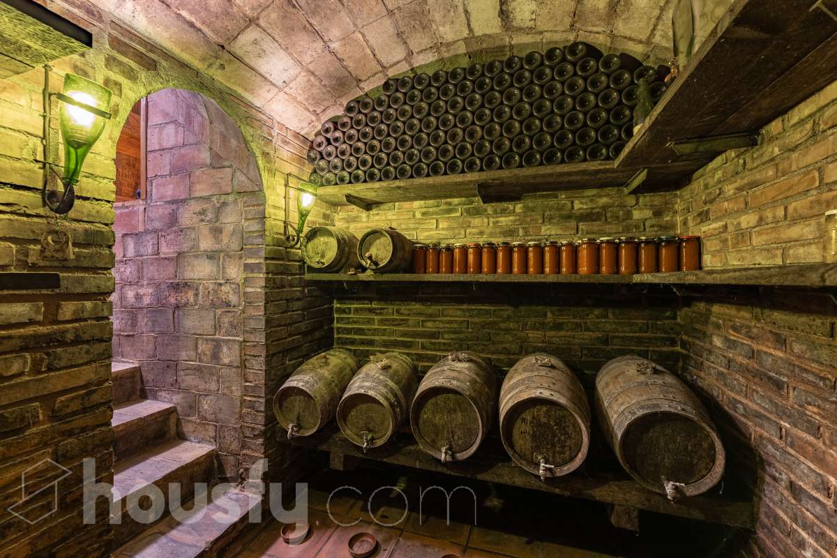 Housfy vende masía histórica de finales del S.XIX – El corazón del Penedès Descubra esta excepcional masía de piedra, un oasis de tranquilidad y autenticidad restaurado minuciosamente en 2010. Con una superficie construida de 351 m² sobre una extensa parcela de 8.502 m², esta propiedad combina a la perfección la tradición arquitectónica catalana con el máximo confort moderno. Lo que hace única a esta propiedad: Arquitectura y carácter: Restauración fiel que preserva elementos originales: vigas de madera de melis, techos de "volta catalana", suelos de mosaico antiguo y carpintería tradicional. Un viaje en el tiempo sin renunciar a las comodidades actuales. Entorno privilegiado: Ubicada en el corazón vinícola del Penedès, a tan solo 50 km de Barcelona y el aeropuerto, y a 20 km de Sitges. Disfrute de un entorno natural rodeado de viñedos, perfecto para actividades al aire libre como senderismo o rutas ecuestres. Zona exterior diseñada para disfrutar: Un espacio exterior con porches de columnas milenarias, piscina y una completa zona de barbacoa/horno de leña tradicional. Incluye una zona de sombra natural bajo moreras centenarias, huerto privado, frutales y un espacio polivalente de 3.700 m² apto para instalaciones hípicas. Sostenibilidad y equipamiento: La casa cuenta con sistema de calefacción geotérmica de alta eficiencia, pozos propios (caudal garantizado de 9.000 l/h), depuradora ecológica y conexión a fibra óptica, garantizando un funcionamiento autónomo y eficiente. Distribución y detalles: Amplios espacios interiores, incluyendo una biblioteca, cocina rústica de 28 m² con chimenea, gran salón de reuniones con capacidad para 24 comensales y bodega. La planta superior conserva el encanto original con acceso a un desván polivalente de 90 m². Esta propiedad es ideal para quienes buscan una residencia singular, un refugio de fin de semana o una oportunidad de inversión en una de las zonas más demandadas y con mayor encanto de Cataluña. Quiere visitarla? Contacte con Housfyy agende su visita sin compromiso. Más información en: housfy.com-42