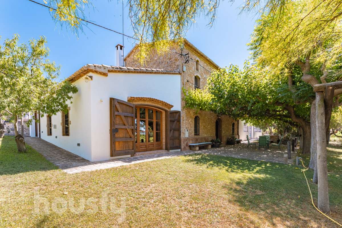Housfy vende masía histórica de finales del S.XIX – El corazón del Penedès Descubra esta excepcional masía de piedra, un oasis de tranquilidad y autenticidad restaurado minuciosamente en 2010. Con una superficie construida de 351 m² sobre una extensa parcela de 8.502 m², esta propiedad combina a la perfección la tradición arquitectónica catalana con el máximo confort moderno. Lo que hace única a esta propiedad: Arquitectura y carácter: Restauración fiel que preserva elementos originales: vigas de madera de melis, techos de "volta catalana", suelos de mosaico antiguo y carpintería tradicional. Un viaje en el tiempo sin renunciar a las comodidades actuales. Entorno privilegiado: Ubicada en el corazón vinícola del Penedès, a tan solo 50 km de Barcelona y el aeropuerto, y a 20 km de Sitges. Disfrute de un entorno natural rodeado de viñedos, perfecto para actividades al aire libre como senderismo o rutas ecuestres. Zona exterior diseñada para disfrutar: Un espacio exterior con porches de columnas milenarias, piscina y una completa zona de barbacoa/horno de leña tradicional. Incluye una zona de sombra natural bajo moreras centenarias, huerto privado, frutales y un espacio polivalente de 3.700 m² apto para instalaciones hípicas. Sostenibilidad y equipamiento: La casa cuenta con sistema de calefacción geotérmica de alta eficiencia, pozos propios (caudal garantizado de 9.000 l/h), depuradora ecológica y conexión a fibra óptica, garantizando un funcionamiento autónomo y eficiente. Distribución y detalles: Amplios espacios interiores, incluyendo una biblioteca, cocina rústica de 28 m² con chimenea, gran salón de reuniones con capacidad para 24 comensales y bodega. La planta superior conserva el encanto original con acceso a un desván polivalente de 90 m². Esta propiedad es ideal para quienes buscan una residencia singular, un refugio de fin de semana o una oportunidad de inversión en una de las zonas más demandadas y con mayor encanto de Cataluña. Quiere visitarla? Contacte con Housfyy agende su visita sin compromiso. Más información en: housfy.com-2