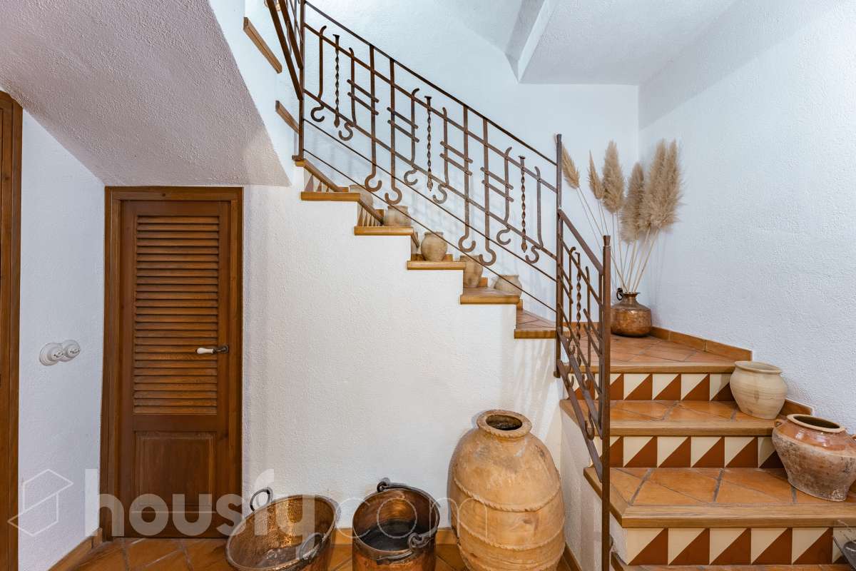 Housfy vende masía histórica de finales del S.XIX – El corazón del Penedès Descubra esta excepcional masía de piedra, un oasis de tranquilidad y autenticidad restaurado minuciosamente en 2010. Con una superficie construida de 351 m² sobre una extensa parcela de 8.502 m², esta propiedad combina a la perfección la tradición arquitectónica catalana con el máximo confort moderno. Lo que hace única a esta propiedad: Arquitectura y carácter: Restauración fiel que preserva elementos originales: vigas de madera de melis, techos de "volta catalana", suelos de mosaico antiguo y carpintería tradicional. Un viaje en el tiempo sin renunciar a las comodidades actuales. Entorno privilegiado: Ubicada en el corazón vinícola del Penedès, a tan solo 50 km de Barcelona y el aeropuerto, y a 20 km de Sitges. Disfrute de un entorno natural rodeado de viñedos, perfecto para actividades al aire libre como senderismo o rutas ecuestres. Zona exterior diseñada para disfrutar: Un espacio exterior con porches de columnas milenarias, piscina y una completa zona de barbacoa/horno de leña tradicional. Incluye una zona de sombra natural bajo moreras centenarias, huerto privado, frutales y un espacio polivalente de 3.700 m² apto para instalaciones hípicas. Sostenibilidad y equipamiento: La casa cuenta con sistema de calefacción geotérmica de alta eficiencia, pozos propios (caudal garantizado de 9.000 l/h), depuradora ecológica y conexión a fibra óptica, garantizando un funcionamiento autónomo y eficiente. Distribución y detalles: Amplios espacios interiores, incluyendo una biblioteca, cocina rústica de 28 m² con chimenea, gran salón de reuniones con capacidad para 24 comensales y bodega. La planta superior conserva el encanto original con acceso a un desván polivalente de 90 m². Esta propiedad es ideal para quienes buscan una residencia singular, un refugio de fin de semana o una oportunidad de inversión en una de las zonas más demandadas y con mayor encanto de Cataluña. Quiere visitarla? Contacte con Housfyy agende su visita sin compromiso. Más información en: housfy.com-41