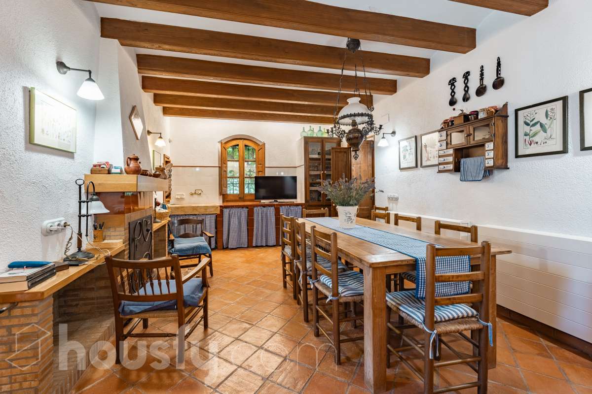 Housfy vende masía histórica de finales del S.XIX – El corazón del Penedès Descubra esta excepcional masía de piedra, un oasis de tranquilidad y autenticidad restaurado minuciosamente en 2010. Con una superficie construida de 351 m² sobre una extensa parcela de 8.502 m², esta propiedad combina a la perfección la tradición arquitectónica catalana con el máximo confort moderno. Lo que hace única a esta propiedad: Arquitectura y carácter: Restauración fiel que preserva elementos originales: vigas de madera de melis, techos de "volta catalana", suelos de mosaico antiguo y carpintería tradicional. Un viaje en el tiempo sin renunciar a las comodidades actuales. Entorno privilegiado: Ubicada en el corazón vinícola del Penedès, a tan solo 50 km de Barcelona y el aeropuerto, y a 20 km de Sitges. Disfrute de un entorno natural rodeado de viñedos, perfecto para actividades al aire libre como senderismo o rutas ecuestres. Zona exterior diseñada para disfrutar: Un espacio exterior con porches de columnas milenarias, piscina y una completa zona de barbacoa/horno de leña tradicional. Incluye una zona de sombra natural bajo moreras centenarias, huerto privado, frutales y un espacio polivalente de 3.700 m² apto para instalaciones hípicas. Sostenibilidad y equipamiento: La casa cuenta con sistema de calefacción geotérmica de alta eficiencia, pozos propios (caudal garantizado de 9.000 l/h), depuradora ecológica y conexión a fibra óptica, garantizando un funcionamiento autónomo y eficiente. Distribución y detalles: Amplios espacios interiores, incluyendo una biblioteca, cocina rústica de 28 m² con chimenea, gran salón de reuniones con capacidad para 24 comensales y bodega. La planta superior conserva el encanto original con acceso a un desván polivalente de 90 m². Esta propiedad es ideal para quienes buscan una residencia singular, un refugio de fin de semana o una oportunidad de inversión en una de las zonas más demandadas y con mayor encanto de Cataluña. Quiere visitarla? Contacte con Housfyy agende su visita sin compromiso. Más información en: housfy.com-34
