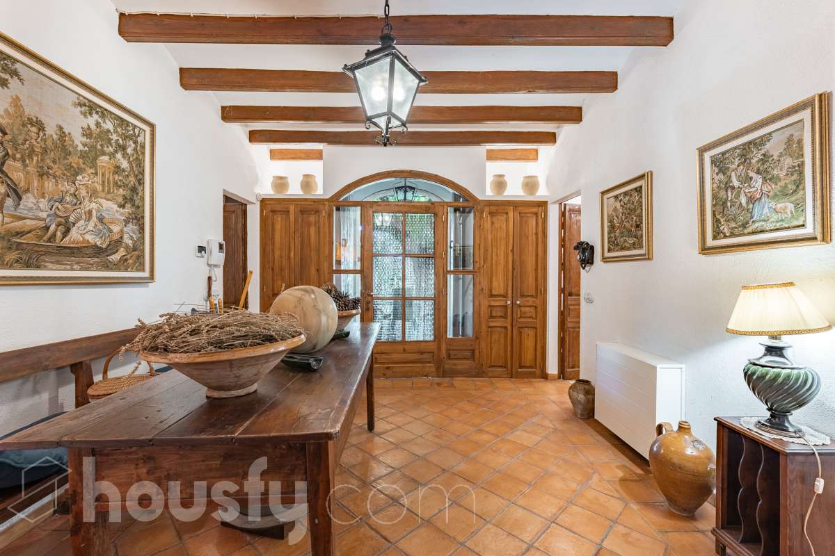 Housfy vende masía histórica de finales del S.XIX – El corazón del Penedès Descubra esta excepcional masía de piedra, un oasis de tranquilidad y autenticidad restaurado minuciosamente en 2010. Con una superficie construida de 351 m² sobre una extensa parcela de 8.502 m², esta propiedad combina a la perfección la tradición arquitectónica catalana con el máximo confort moderno. Lo que hace única a esta propiedad: Arquitectura y carácter: Restauración fiel que preserva elementos originales: vigas de madera de melis, techos de "volta catalana", suelos de mosaico antiguo y carpintería tradicional. Un viaje en el tiempo sin renunciar a las comodidades actuales. Entorno privilegiado: Ubicada en el corazón vinícola del Penedès, a tan solo 50 km de Barcelona y el aeropuerto, y a 20 km de Sitges. Disfrute de un entorno natural rodeado de viñedos, perfecto para actividades al aire libre como senderismo o rutas ecuestres. Zona exterior diseñada para disfrutar: Un espacio exterior con porches de columnas milenarias, piscina y una completa zona de barbacoa/horno de leña tradicional. Incluye una zona de sombra natural bajo moreras centenarias, huerto privado, frutales y un espacio polivalente de 3.700 m² apto para instalaciones hípicas. Sostenibilidad y equipamiento: La casa cuenta con sistema de calefacción geotérmica de alta eficiencia, pozos propios (caudal garantizado de 9.000 l/h), depuradora ecológica y conexión a fibra óptica, garantizando un funcionamiento autónomo y eficiente. Distribución y detalles: Amplios espacios interiores, incluyendo una biblioteca, cocina rústica de 28 m² con chimenea, gran salón de reuniones con capacidad para 24 comensales y bodega. La planta superior conserva el encanto original con acceso a un desván polivalente de 90 m². Esta propiedad es ideal para quienes buscan una residencia singular, un refugio de fin de semana o una oportunidad de inversión en una de las zonas más demandadas y con mayor encanto de Cataluña. Quiere visitarla? Contacte con Housfyy agende su visita sin compromiso. Más información en: housfy.com-25