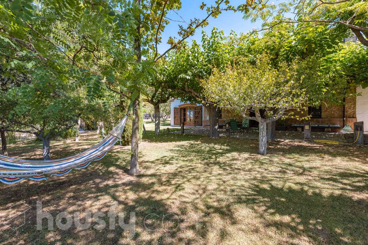 Housfy vende masía histórica de finales del S.XIX – El corazón del Penedès Descubra esta excepcional masía de piedra, un oasis de tranquilidad y autenticidad restaurado minuciosamente en 2010. Con una superficie construida de 351 m² sobre una extensa parcela de 8.502 m², esta propiedad combina a la perfección la tradición arquitectónica catalana con el máximo confort moderno. Lo que hace única a esta propiedad: Arquitectura y carácter: Restauración fiel que preserva elementos originales: vigas de madera de melis, techos de "volta catalana", suelos de mosaico antiguo y carpintería tradicional. Un viaje en el tiempo sin renunciar a las comodidades actuales. Entorno privilegiado: Ubicada en el corazón vinícola del Penedès, a tan solo 50 km de Barcelona y el aeropuerto, y a 20 km de Sitges. Disfrute de un entorno natural rodeado de viñedos, perfecto para actividades al aire libre como senderismo o rutas ecuestres. Zona exterior diseñada para disfrutar: Un espacio exterior con porches de columnas milenarias, piscina y una completa zona de barbacoa/horno de leña tradicional. Incluye una zona de sombra natural bajo moreras centenarias, huerto privado, frutales y un espacio polivalente de 3.700 m² apto para instalaciones hípicas. Sostenibilidad y equipamiento: La casa cuenta con sistema de calefacción geotérmica de alta eficiencia, pozos propios (caudal garantizado de 9.000 l/h), depuradora ecológica y conexión a fibra óptica, garantizando un funcionamiento autónomo y eficiente. Distribución y detalles: Amplios espacios interiores, incluyendo una biblioteca, cocina rústica de 28 m² con chimenea, gran salón de reuniones con capacidad para 24 comensales y bodega. La planta superior conserva el encanto original con acceso a un desván polivalente de 90 m². Esta propiedad es ideal para quienes buscan una residencia singular, un refugio de fin de semana o una oportunidad de inversión en una de las zonas más demandadas y con mayor encanto de Cataluña. Quiere visitarla? Contacte con Housfyy agende su visita sin compromiso. Más información en: housfy.com-60