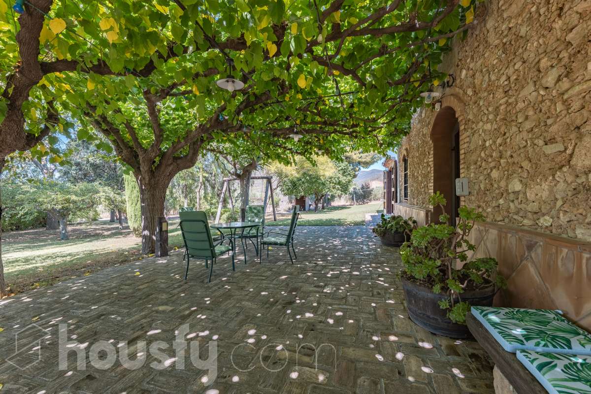 Housfy vende masía histórica de finales del S.XIX – El corazón del Penedès Descubra esta excepcional masía de piedra, un oasis de tranquilidad y autenticidad restaurado minuciosamente en 2010. Con una superficie construida de 351 m² sobre una extensa parcela de 8.502 m², esta propiedad combina a la perfección la tradición arquitectónica catalana con el máximo confort moderno. Lo que hace única a esta propiedad: Arquitectura y carácter: Restauración fiel que preserva elementos originales: vigas de madera de melis, techos de "volta catalana", suelos de mosaico antiguo y carpintería tradicional. Un viaje en el tiempo sin renunciar a las comodidades actuales. Entorno privilegiado: Ubicada en el corazón vinícola del Penedès, a tan solo 50 km de Barcelona y el aeropuerto, y a 20 km de Sitges. Disfrute de un entorno natural rodeado de viñedos, perfecto para actividades al aire libre como senderismo o rutas ecuestres. Zona exterior diseñada para disfrutar: Un espacio exterior con porches de columnas milenarias, piscina y una completa zona de barbacoa/horno de leña tradicional. Incluye una zona de sombra natural bajo moreras centenarias, huerto privado, frutales y un espacio polivalente de 3.700 m² apto para instalaciones hípicas. Sostenibilidad y equipamiento: La casa cuenta con sistema de calefacción geotérmica de alta eficiencia, pozos propios (caudal garantizado de 9.000 l/h), depuradora ecológica y conexión a fibra óptica, garantizando un funcionamiento autónomo y eficiente. Distribución y detalles: Amplios espacios interiores, incluyendo una biblioteca, cocina rústica de 28 m² con chimenea, gran salón de reuniones con capacidad para 24 comensales y bodega. La planta superior conserva el encanto original con acceso a un desván polivalente de 90 m². Esta propiedad es ideal para quienes buscan una residencia singular, un refugio de fin de semana o una oportunidad de inversión en una de las zonas más demandadas y con mayor encanto de Cataluña. Quiere visitarla? Contacte con Housfyy agende su visita sin compromiso. Más información en: housfy.com-55
