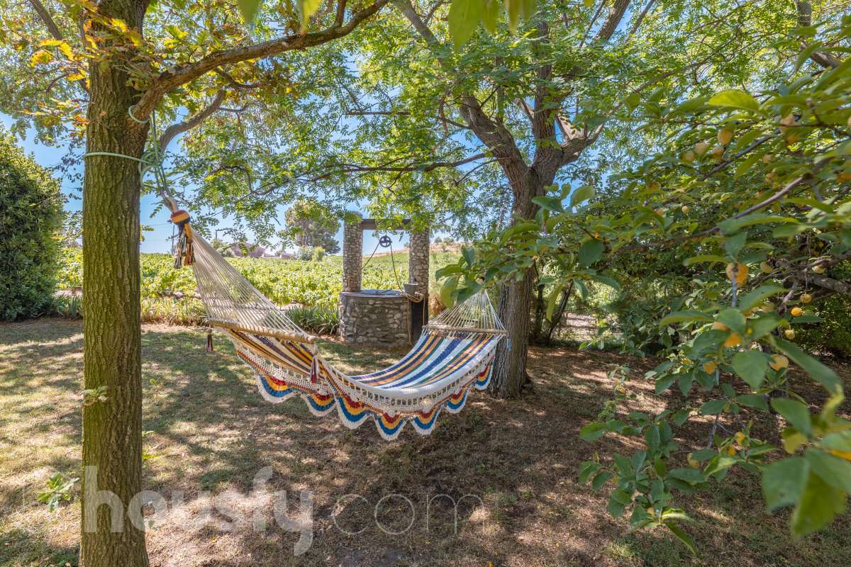 Housfy vende masía histórica de finales del S.XIX – El corazón del Penedès Descubra esta excepcional masía de piedra, un oasis de tranquilidad y autenticidad restaurado minuciosamente en 2010. Con una superficie construida de 351 m² sobre una extensa parcela de 8.502 m², esta propiedad combina a la perfección la tradición arquitectónica catalana con el máximo confort moderno. Lo que hace única a esta propiedad: Arquitectura y carácter: Restauración fiel que preserva elementos originales: vigas de madera de melis, techos de "volta catalana", suelos de mosaico antiguo y carpintería tradicional. Un viaje en el tiempo sin renunciar a las comodidades actuales. Entorno privilegiado: Ubicada en el corazón vinícola del Penedès, a tan solo 50 km de Barcelona y el aeropuerto, y a 20 km de Sitges. Disfrute de un entorno natural rodeado de viñedos, perfecto para actividades al aire libre como senderismo o rutas ecuestres. Zona exterior diseñada para disfrutar: Un espacio exterior con porches de columnas milenarias, piscina y una completa zona de barbacoa/horno de leña tradicional. Incluye una zona de sombra natural bajo moreras centenarias, huerto privado, frutales y un espacio polivalente de 3.700 m² apto para instalaciones hípicas. Sostenibilidad y equipamiento: La casa cuenta con sistema de calefacción geotérmica de alta eficiencia, pozos propios (caudal garantizado de 9.000 l/h), depuradora ecológica y conexión a fibra óptica, garantizando un funcionamiento autónomo y eficiente. Distribución y detalles: Amplios espacios interiores, incluyendo una biblioteca, cocina rústica de 28 m² con chimenea, gran salón de reuniones con capacidad para 24 comensales y bodega. La planta superior conserva el encanto original con acceso a un desván polivalente de 90 m². Esta propiedad es ideal para quienes buscan una residencia singular, un refugio de fin de semana o una oportunidad de inversión en una de las zonas más demandadas y con mayor encanto de Cataluña. Quiere visitarla? Contacte con Housfyy agende su visita sin compromiso. Más información en: housfy.com-59