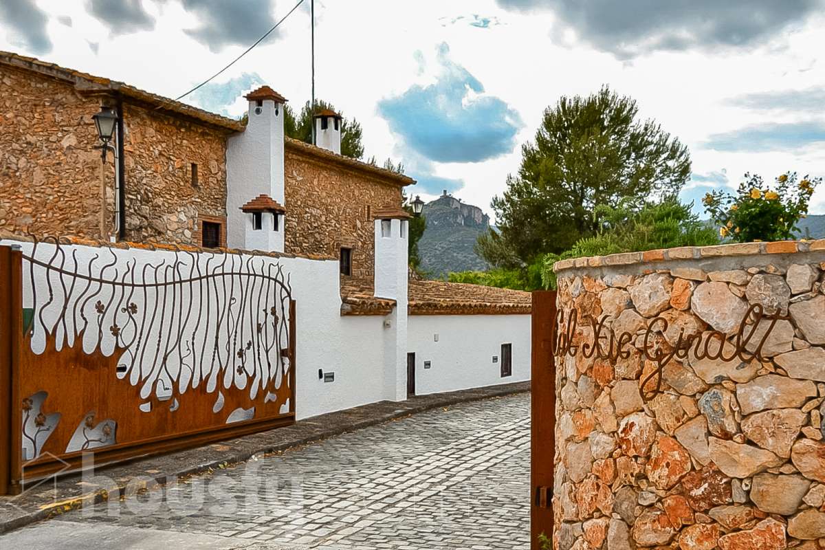 Housfy vende masía histórica de finales del S.XIX – El corazón del Penedès Descubra esta excepcional masía de piedra, un oasis de tranquilidad y autenticidad restaurado minuciosamente en 2010. Con una superficie construida de 351 m² sobre una extensa parcela de 8.502 m², esta propiedad combina a la perfección la tradición arquitectónica catalana con el máximo confort moderno. Lo que hace única a esta propiedad: Arquitectura y carácter: Restauración fiel que preserva elementos originales: vigas de madera de melis, techos de "volta catalana", suelos de mosaico antiguo y carpintería tradicional. Un viaje en el tiempo sin renunciar a las comodidades actuales. Entorno privilegiado: Ubicada en el corazón vinícola del Penedès, a tan solo 50 km de Barcelona y el aeropuerto, y a 20 km de Sitges. Disfrute de un entorno natural rodeado de viñedos, perfecto para actividades al aire libre como senderismo o rutas ecuestres. Zona exterior diseñada para disfrutar: Un espacio exterior con porches de columnas milenarias, piscina y una completa zona de barbacoa/horno de leña tradicional. Incluye una zona de sombra natural bajo moreras centenarias, huerto privado, frutales y un espacio polivalente de 3.700 m² apto para instalaciones hípicas. Sostenibilidad y equipamiento: La casa cuenta con sistema de calefacción geotérmica de alta eficiencia, pozos propios (caudal garantizado de 9.000 l/h), depuradora ecológica y conexión a fibra óptica, garantizando un funcionamiento autónomo y eficiente. Distribución y detalles: Amplios espacios interiores, incluyendo una biblioteca, cocina rústica de 28 m² con chimenea, gran salón de reuniones con capacidad para 24 comensales y bodega. La planta superior conserva el encanto original con acceso a un desván polivalente de 90 m². Esta propiedad es ideal para quienes buscan una residencia singular, un refugio de fin de semana o una oportunidad de inversión en una de las zonas más demandadas y con mayor encanto de Cataluña. Quiere visitarla? Contacte con Housfyy agende su visita sin compromiso. Más información en: housfy.com-68