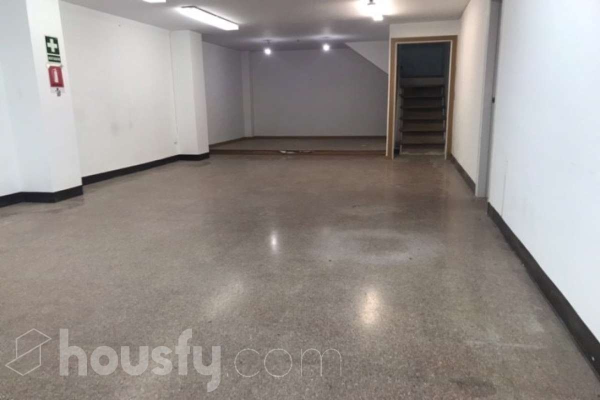 Housfy vende 🏡 amplio local ubicado en Sant Cugat del Vallès, el cuál consta de 155m2 útiles (verificados con la Dirección General de Catastro). Construido en el año: 1987 Distribución de estancias -Varias salas -1 Baño Características específicas -Cédula de habitabilidad -Ascensor Zona y entorno Respecto a la ubicación, se sitúa en de Sant Cugat del Vallès, municipio de Barcelona. Aviso legal El precio de venta no incluye gastos de la compraventa como notaría, registro, impuestos, ni tampoco honorarios agencia. Esta publicación no es vinculante. Consulta siempre la nota simple con Housfy antes de formalizar la compraventa. Sobre nosotros Housfy es la plataforma integral de servicios inmobiliarios. Nuestra combinación de expertos y tecnología pone al alcance de todo el mundo servicios cómodos, claros y seguros. AICAT número: 7922. Nos encargamos de la gestión y asesoramiento de la compra. ¡Olvídate de todo! Hacemos los trámites por ti. Y, si además necesitas financiación, ponemos a tu disposición un bróker hipotecario para ayudarte a conseguir las mejores condiciones para tu perfil económico. ¿Quieres visitarla? Contacta con Housfy y agenda tu visita sin compromiso. Más información en: housfy.com En cumplimiento de la Ley 8/2026 en Cataluña, el certificado de presencia o ausencia de amianto se encuentra en proceso de tramitación.-3