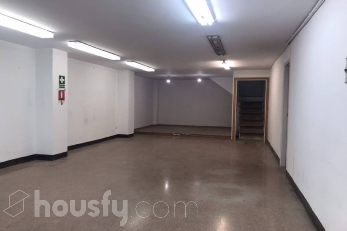 Housfy vende 🏡 amplio local ubicado en Sant Cugat del Vallès, el cuál consta de 155m2 útiles (verificados con la Dirección General de Catastro). Construido en el año: 1987 Distribución de estancias -Varias salas -1 Baño Características específicas -Cédula de habitabilidad -Ascensor Zona y entorno Respecto a la ubicación, se sitúa en de Sant Cugat del Vallès, municipio de Barcelona. Aviso legal El precio de venta no incluye gastos de la compraventa como notaría, registro, impuestos, ni tampoco honorarios agencia. Esta publicación no es vinculante. Consulta siempre la nota simple con Housfy antes de formalizar la compraventa. Sobre nosotros Housfy es la plataforma integral de servicios inmobiliarios. Nuestra combinación de expertos y tecnología pone al alcance de todo el mundo servicios cómodos, claros y seguros. AICAT número: 7922. Nos encargamos de la gestión y asesoramiento de la compra. ¡Olvídate de todo! Hacemos los trámites por ti. Y, si además necesitas financiación, ponemos a tu disposición un bróker hipotecario para ayudarte a conseguir las mejores condiciones para tu perfil económico. ¿Quieres visitarla? Contacta con Housfy y agenda tu visita sin compromiso. Más información en: housfy.com En cumplimiento de la Ley 8/2026 en Cataluña, el certificado de presencia o ausencia de amianto se encuentra en proceso de tramitación.-6