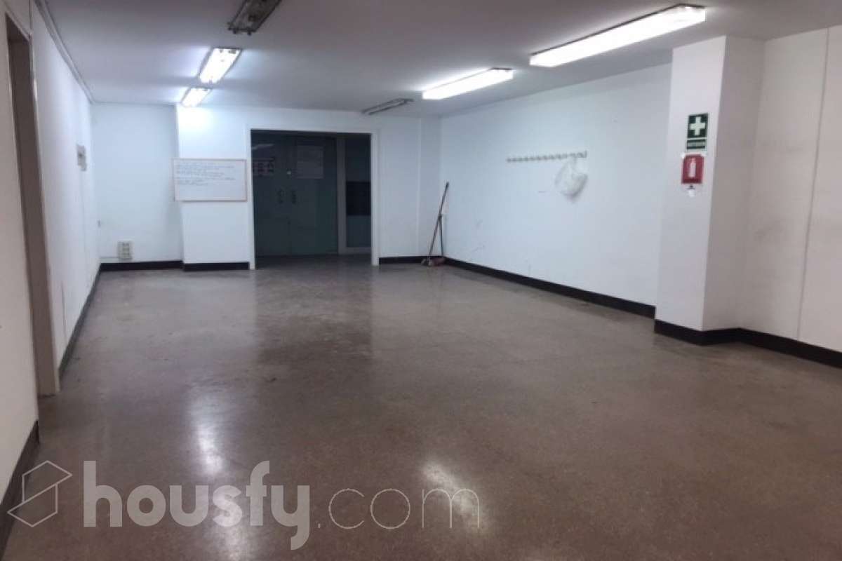 Housfy vende 🏡 amplio local ubicado en Sant Cugat del Vallès, el cuál consta de 155m2 útiles (verificados con la Dirección General de Catastro). Construido en el año: 1987 Distribución de estancias -Varias salas -1 Baño Características específicas -Cédula de habitabilidad -Ascensor Zona y entorno Respecto a la ubicación, se sitúa en de Sant Cugat del Vallès, municipio de Barcelona. Aviso legal El precio de venta no incluye gastos de la compraventa como notaría, registro, impuestos, ni tampoco honorarios agencia. Esta publicación no es vinculante. Consulta siempre la nota simple con Housfy antes de formalizar la compraventa. Sobre nosotros Housfy es la plataforma integral de servicios inmobiliarios. Nuestra combinación de expertos y tecnología pone al alcance de todo el mundo servicios cómodos, claros y seguros. AICAT número: 7922. Nos encargamos de la gestión y asesoramiento de la compra. ¡Olvídate de todo! Hacemos los trámites por ti. Y, si además necesitas financiación, ponemos a tu disposición un bróker hipotecario para ayudarte a conseguir las mejores condiciones para tu perfil económico. ¿Quieres visitarla? Contacta con Housfy y agenda tu visita sin compromiso. Más información en: housfy.com En cumplimiento de la Ley 8/2026 en Cataluña, el certificado de presencia o ausencia de amianto se encuentra en proceso de tramitación.-4