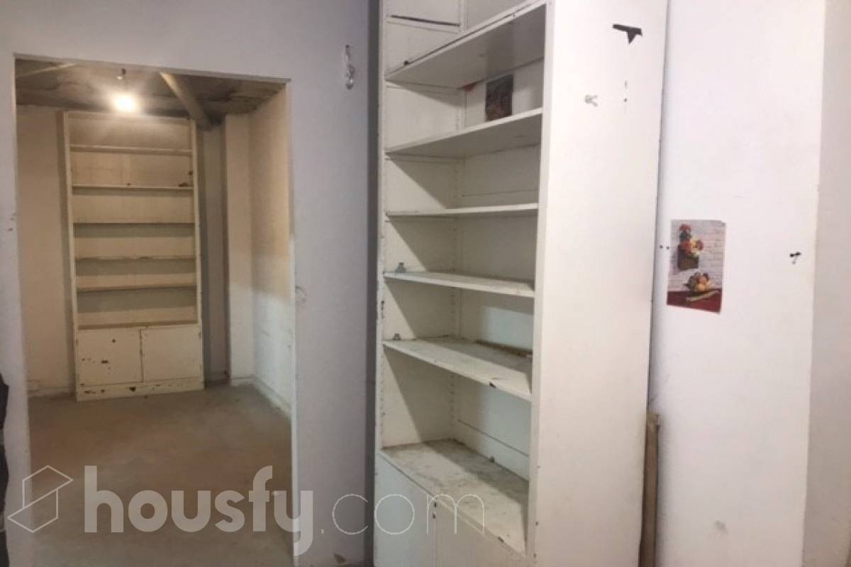 Housfy vende 🏡 amplio local ubicado en Sant Cugat del Vallès, el cuál consta de 155m2 útiles (verificados con la Dirección General de Catastro). Construido en el año: 1987 Distribución de estancias -Varias salas -1 Baño Características específicas -Cédula de habitabilidad -Ascensor Zona y entorno Respecto a la ubicación, se sitúa en de Sant Cugat del Vallès, municipio de Barcelona. Aviso legal El precio de venta no incluye gastos de la compraventa como notaría, registro, impuestos, ni tampoco honorarios agencia. Esta publicación no es vinculante. Consulta siempre la nota simple con Housfy antes de formalizar la compraventa. Sobre nosotros Housfy es la plataforma integral de servicios inmobiliarios. Nuestra combinación de expertos y tecnología pone al alcance de todo el mundo servicios cómodos, claros y seguros. AICAT número: 7922. Nos encargamos de la gestión y asesoramiento de la compra. ¡Olvídate de todo! Hacemos los trámites por ti. Y, si además necesitas financiación, ponemos a tu disposición un bróker hipotecario para ayudarte a conseguir las mejores condiciones para tu perfil económico. ¿Quieres visitarla? Contacta con Housfy y agenda tu visita sin compromiso. Más información en: housfy.com En cumplimiento de la Ley 8/2026 en Cataluña, el certificado de presencia o ausencia de amianto se encuentra en proceso de tramitación.-13
