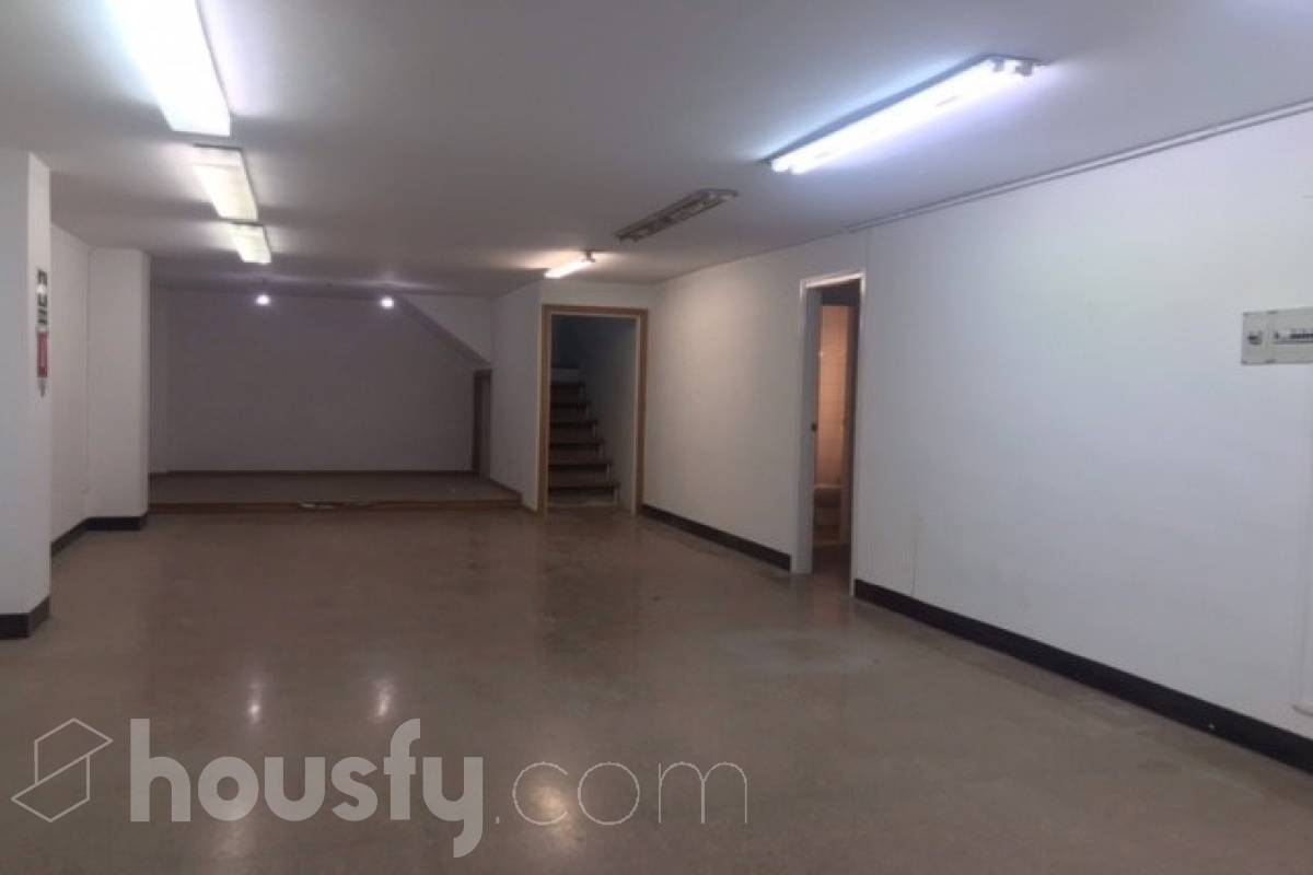 Housfy vende 🏡 amplio local ubicado en Sant Cugat del Vallès, el cuál consta de 155m2 útiles (verificados con la Dirección General de Catastro). Construido en el año: 1987 Distribución de estancias -Varias salas -1 Baño Características específicas -Cédula de habitabilidad -Ascensor Zona y entorno Respecto a la ubicación, se sitúa en de Sant Cugat del Vallès, municipio de Barcelona. Aviso legal El precio de venta no incluye gastos de la compraventa como notaría, registro, impuestos, ni tampoco honorarios agencia. Esta publicación no es vinculante. Consulta siempre la nota simple con Housfy antes de formalizar la compraventa. Sobre nosotros Housfy es la plataforma integral de servicios inmobiliarios. Nuestra combinación de expertos y tecnología pone al alcance de todo el mundo servicios cómodos, claros y seguros. AICAT número: 7922. Nos encargamos de la gestión y asesoramiento de la compra. ¡Olvídate de todo! Hacemos los trámites por ti. Y, si además necesitas financiación, ponemos a tu disposición un bróker hipotecario para ayudarte a conseguir las mejores condiciones para tu perfil económico. ¿Quieres visitarla? Contacta con Housfy y agenda tu visita sin compromiso. Más información en: housfy.com En cumplimiento de la Ley 8/2026 en Cataluña, el certificado de presencia o ausencia de amianto se encuentra en proceso de tramitación.-2