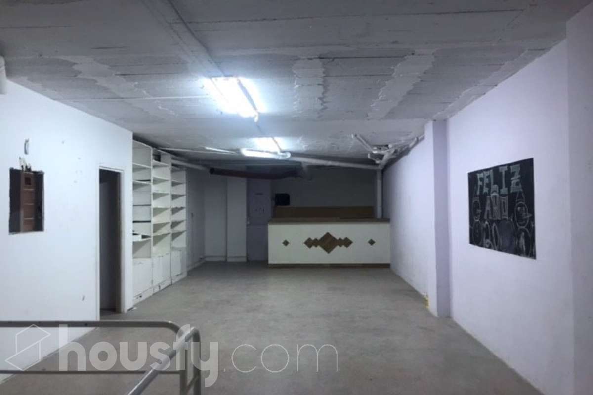 Housfy vende 🏡 amplio local ubicado en Sant Cugat del Vallès, el cuál consta de 155m2 útiles (verificados con la Dirección General de Catastro). Construido en el año: 1987 Distribución de estancias -Varias salas -1 Baño Características específicas -Cédula de habitabilidad -Ascensor Zona y entorno Respecto a la ubicación, se sitúa en de Sant Cugat del Vallès, municipio de Barcelona. Aviso legal El precio de venta no incluye gastos de la compraventa como notaría, registro, impuestos, ni tampoco honorarios agencia. Esta publicación no es vinculante. Consulta siempre la nota simple con Housfy antes de formalizar la compraventa. Sobre nosotros Housfy es la plataforma integral de servicios inmobiliarios. Nuestra combinación de expertos y tecnología pone al alcance de todo el mundo servicios cómodos, claros y seguros. AICAT número: 7922. Nos encargamos de la gestión y asesoramiento de la compra. ¡Olvídate de todo! Hacemos los trámites por ti. Y, si además necesitas financiación, ponemos a tu disposición un bróker hipotecario para ayudarte a conseguir las mejores condiciones para tu perfil económico. ¿Quieres visitarla? Contacta con Housfy y agenda tu visita sin compromiso. Más información en: housfy.com En cumplimiento de la Ley 8/2026 en Cataluña, el certificado de presencia o ausencia de amianto se encuentra en proceso de tramitación.-9