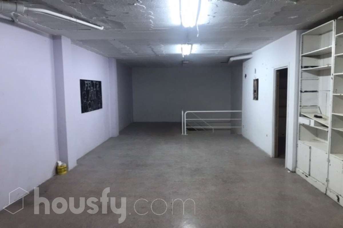 Housfy vende 🏡 amplio local ubicado en Sant Cugat del Vallès, el cuál consta de 155m2 útiles (verificados con la Dirección General de Catastro). Construido en el año: 1987 Distribución de estancias -Varias salas -1 Baño Características específicas -Cédula de habitabilidad -Ascensor Zona y entorno Respecto a la ubicación, se sitúa en de Sant Cugat del Vallès, municipio de Barcelona. Aviso legal El precio de venta no incluye gastos de la compraventa como notaría, registro, impuestos, ni tampoco honorarios agencia. Esta publicación no es vinculante. Consulta siempre la nota simple con Housfy antes de formalizar la compraventa. Sobre nosotros Housfy es la plataforma integral de servicios inmobiliarios. Nuestra combinación de expertos y tecnología pone al alcance de todo el mundo servicios cómodos, claros y seguros. AICAT número: 7922. Nos encargamos de la gestión y asesoramiento de la compra. ¡Olvídate de todo! Hacemos los trámites por ti. Y, si además necesitas financiación, ponemos a tu disposición un bróker hipotecario para ayudarte a conseguir las mejores condiciones para tu perfil económico. ¿Quieres visitarla? Contacta con Housfy y agenda tu visita sin compromiso. Más información en: housfy.com En cumplimiento de la Ley 8/2026 en Cataluña, el certificado de presencia o ausencia de amianto se encuentra en proceso de tramitación.-8