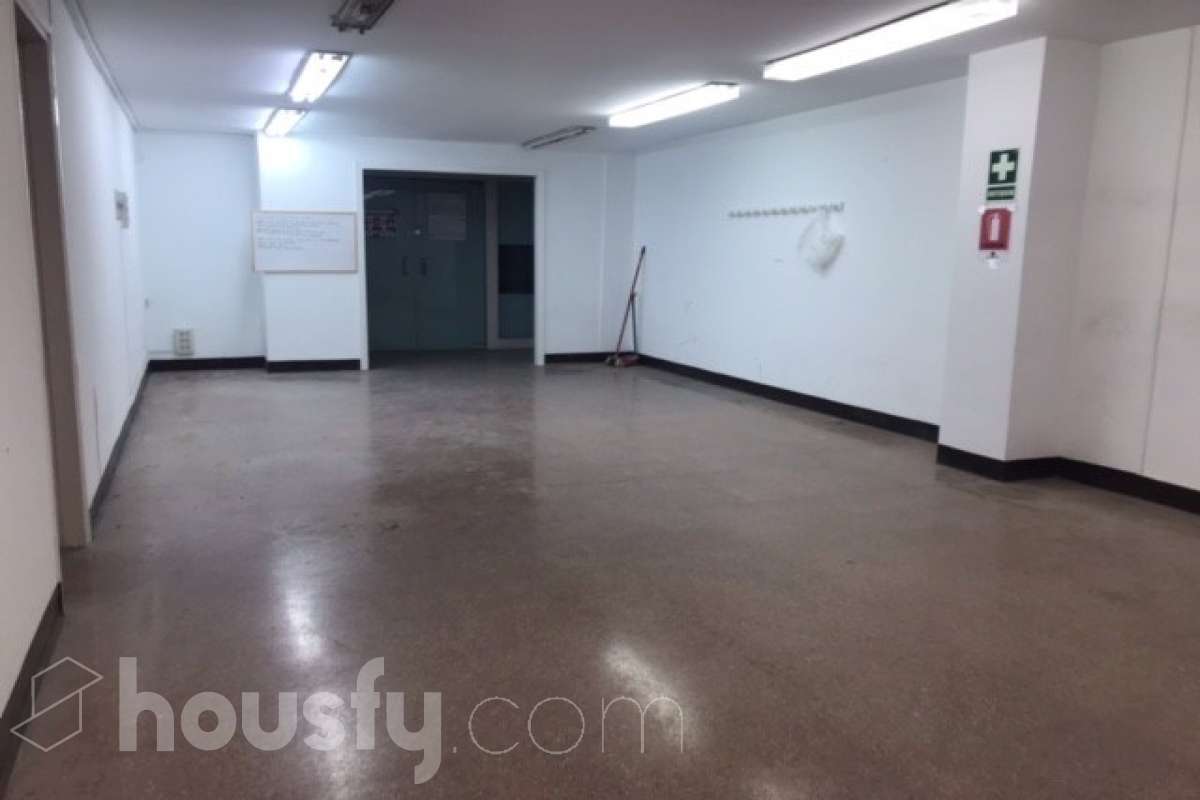 Housfy vende 🏡 amplio local ubicado en Sant Cugat del Vallès, el cuál consta de 155m2 útiles (verificados con la Dirección General de Catastro). Construido en el año: 1987 Distribución de estancias -Varias salas -1 Baño Características específicas -Cédula de habitabilidad -Ascensor Zona y entorno Respecto a la ubicación, se sitúa en de Sant Cugat del Vallès, municipio de Barcelona. Aviso legal El precio de venta no incluye gastos de la compraventa como notaría, registro, impuestos, ni tampoco honorarios agencia. Esta publicación no es vinculante. Consulta siempre la nota simple con Housfy antes de formalizar la compraventa. Sobre nosotros Housfy es la plataforma integral de servicios inmobiliarios. Nuestra combinación de expertos y tecnología pone al alcance de todo el mundo servicios cómodos, claros y seguros. AICAT número: 7922. Nos encargamos de la gestión y asesoramiento de la compra. ¡Olvídate de todo! Hacemos los trámites por ti. Y, si además necesitas financiación, ponemos a tu disposición un bróker hipotecario para ayudarte a conseguir las mejores condiciones para tu perfil económico. ¿Quieres visitarla? Contacta con Housfy y agenda tu visita sin compromiso. Más información en: housfy.com En cumplimiento de la Ley 8/2026 en Cataluña, el certificado de presencia o ausencia de amianto se encuentra en proceso de tramitación.-7