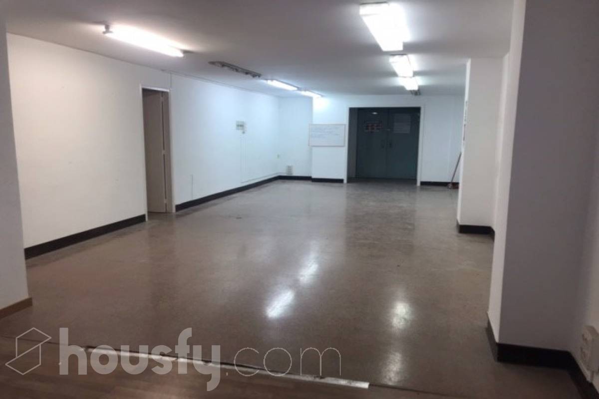 Housfy vende 🏡 amplio local ubicado en Sant Cugat del Vallès, el cuál consta de 155m2 útiles (verificados con la Dirección General de Catastro). Construido en el año: 1987 Distribución de estancias -Varias salas -1 Baño Características específicas -Cédula de habitabilidad -Ascensor Zona y entorno Respecto a la ubicación, se sitúa en de Sant Cugat del Vallès, municipio de Barcelona. Aviso legal El precio de venta no incluye gastos de la compraventa como notaría, registro, impuestos, ni tampoco honorarios agencia. Esta publicación no es vinculante. Consulta siempre la nota simple con Housfy antes de formalizar la compraventa. Sobre nosotros Housfy es la plataforma integral de servicios inmobiliarios. Nuestra combinación de expertos y tecnología pone al alcance de todo el mundo servicios cómodos, claros y seguros. AICAT número: 7922. Nos encargamos de la gestión y asesoramiento de la compra. ¡Olvídate de todo! Hacemos los trámites por ti. Y, si además necesitas financiación, ponemos a tu disposición un bróker hipotecario para ayudarte a conseguir las mejores condiciones para tu perfil económico. ¿Quieres visitarla? Contacta con Housfy y agenda tu visita sin compromiso. Más información en: housfy.com En cumplimiento de la Ley 8/2026 en Cataluña, el certificado de presencia o ausencia de amianto se encuentra en proceso de tramitación.-5