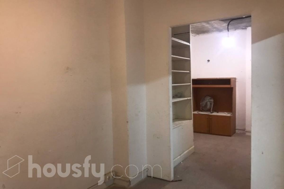 Housfy vende 🏡 amplio local ubicado en Sant Cugat del Vallès, el cuál consta de 155m2 útiles (verificados con la Dirección General de Catastro). Construido en el año: 1987 Distribución de estancias -Varias salas -1 Baño Características específicas -Cédula de habitabilidad -Ascensor Zona y entorno Respecto a la ubicación, se sitúa en de Sant Cugat del Vallès, municipio de Barcelona. Aviso legal El precio de venta no incluye gastos de la compraventa como notaría, registro, impuestos, ni tampoco honorarios agencia. Esta publicación no es vinculante. Consulta siempre la nota simple con Housfy antes de formalizar la compraventa. Sobre nosotros Housfy es la plataforma integral de servicios inmobiliarios. Nuestra combinación de expertos y tecnología pone al alcance de todo el mundo servicios cómodos, claros y seguros. AICAT número: 7922. Nos encargamos de la gestión y asesoramiento de la compra. ¡Olvídate de todo! Hacemos los trámites por ti. Y, si además necesitas financiación, ponemos a tu disposición un bróker hipotecario para ayudarte a conseguir las mejores condiciones para tu perfil económico. ¿Quieres visitarla? Contacta con Housfy y agenda tu visita sin compromiso. Más información en: housfy.com En cumplimiento de la Ley 8/2026 en Cataluña, el certificado de presencia o ausencia de amianto se encuentra en proceso de tramitación.-12