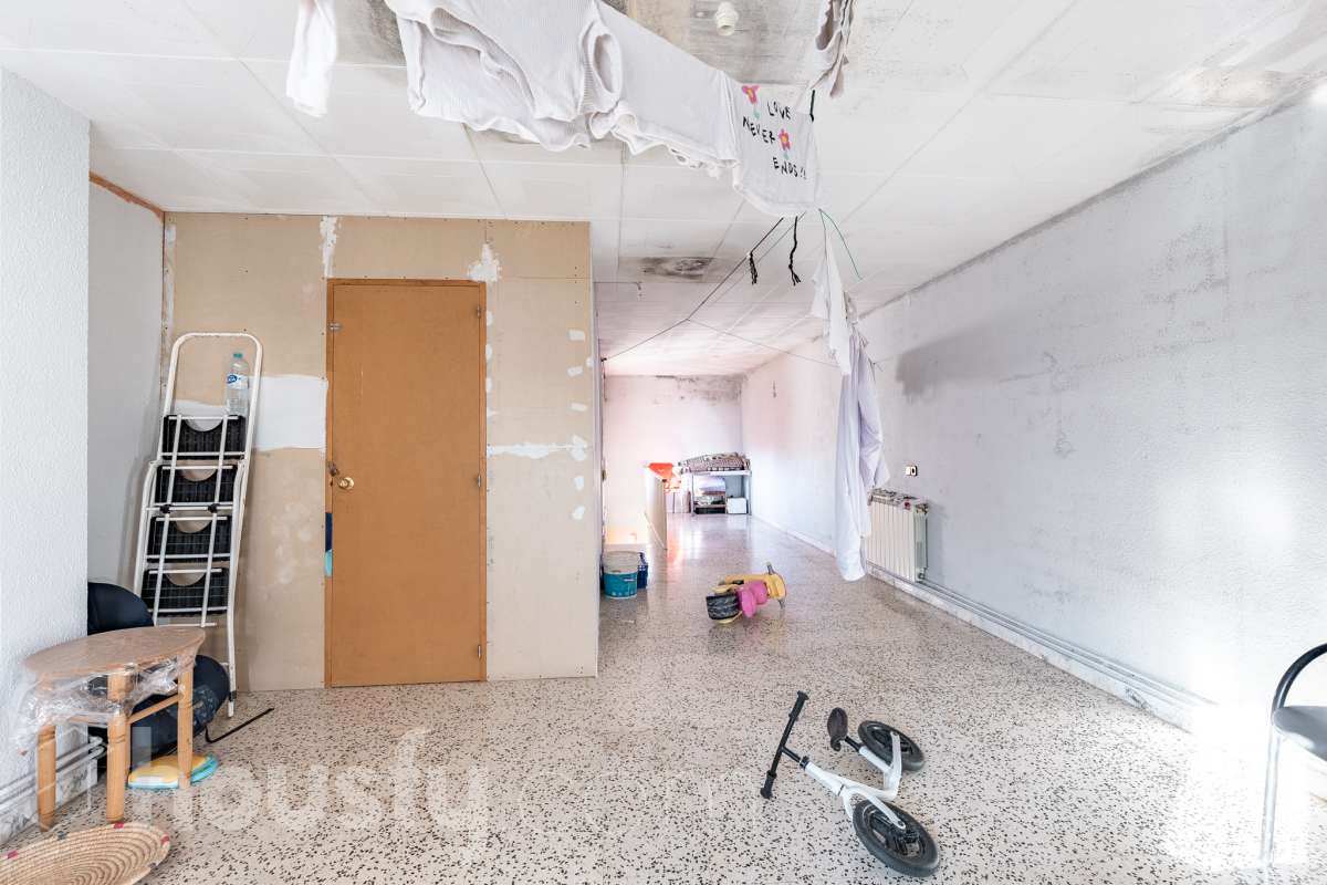 ALQUILADO. SOLO INVERSORES. Housfy vende este estupendo DÚPLEX CON VISTAS A MONTSERRAT, en Esparreguera, actualmente alquilado. Contrato de alquiler: Se subroga al comprador conforme a la LAU. Inquilinos con excelente cumplimiento. Información contractual ampliada en privado. Datos de inversión: Renta: 590 €/mes (7.080 €/año) Rentabilidad bruta: 4,425 % Inversión estable con contrato vigente e inquilinos cumplidores. Propiedad con 106 m² según Nota del Registro de Propiedad y 175 m² verificados con la Dirección General de Catastro. Construido en el año: 1979. La vivienda destaca por su excelente entrada de luz natural, la amplitud de sus estancias y unas vistas despejadas a Montserrat que aportan una sensación de tranquilidad poco habitual dentro del mercado actual. Datos de la vivienda: * 175 m² construidos según catastro ( 106 m² según nota simple ) * Vivienda tipo dúplex con distribución diferenciada * 3 habitaciones amplias * Vistas abiertas a Montserrat y entorno natural * Excelente luminosidad durante todo el día * Espacios versátiles con múltiples posibilidades de actualización * Finca tranquila y entorno residencial consolidado * Muy buena relación metros/precio dentro de la zona * Ideal tanto como vivienda habitual como inversión patrimonial Distribución La vivienda se distribuye en dos plantas, permitiendo separar claramente la zona de día y la zona de descanso. Cuenta con salón-comedor amplio, cocina independiente, tres dormitorios y diferentes espacios auxiliares que aportan comodidad y funcionalidad al conjunto. La configuración dúplex proporciona mayor privacidad y una sensación de vivienda mucho más completa y diferenciada respecto a los pisos convencionales. Ubicación Situada en Esparraguera, en un entorno residencial tranquilo rodeado de naturaleza y con vistas privilegiadas a Montserrat. La zona combina calidad de vida, servicios y buena conexión con Barcelona y el Baix Llobregat, convirtiéndose en una alternativa cada vez más demandada para quienes buscan espacio y tranquilidad sin alejarse de los principales núcleos urbanos. Aviso legal El precio de venta no incluye gastos de la compraventa como notaría, registro, impuestos, ni tampoco honorarios agencia. Esta publicación no es vinculante. Consulta siempre la nota simple con Housfy antes de formalizar la compraventa. Sobre nosotros Housfy es la plataforma integral de servicios inmobiliarios. Nuestra combinación de expertos y tecnología pone al alcance de todo el mundo servicios cómodos, claros y seguros. AICAT número: 7922. Nos encargamos de la gestión y asesoramiento de la compra. ¡Olvídate de todo! Hacemos los trámites por ti. Y, si además necesitas financiación, ponemos a tu disposición un bróker hipotecario para ayudarte a conseguir las mejores condiciones para tu perfil económico. Contacta con Housfy para agendar una visita y ampliar la información . Más información en: housfy.com En cumplimiento de la Ley 8/2026 en Cataluña, el certificado de presencia o ausencia de amianto se encuentra en proceso de tramitación.-13