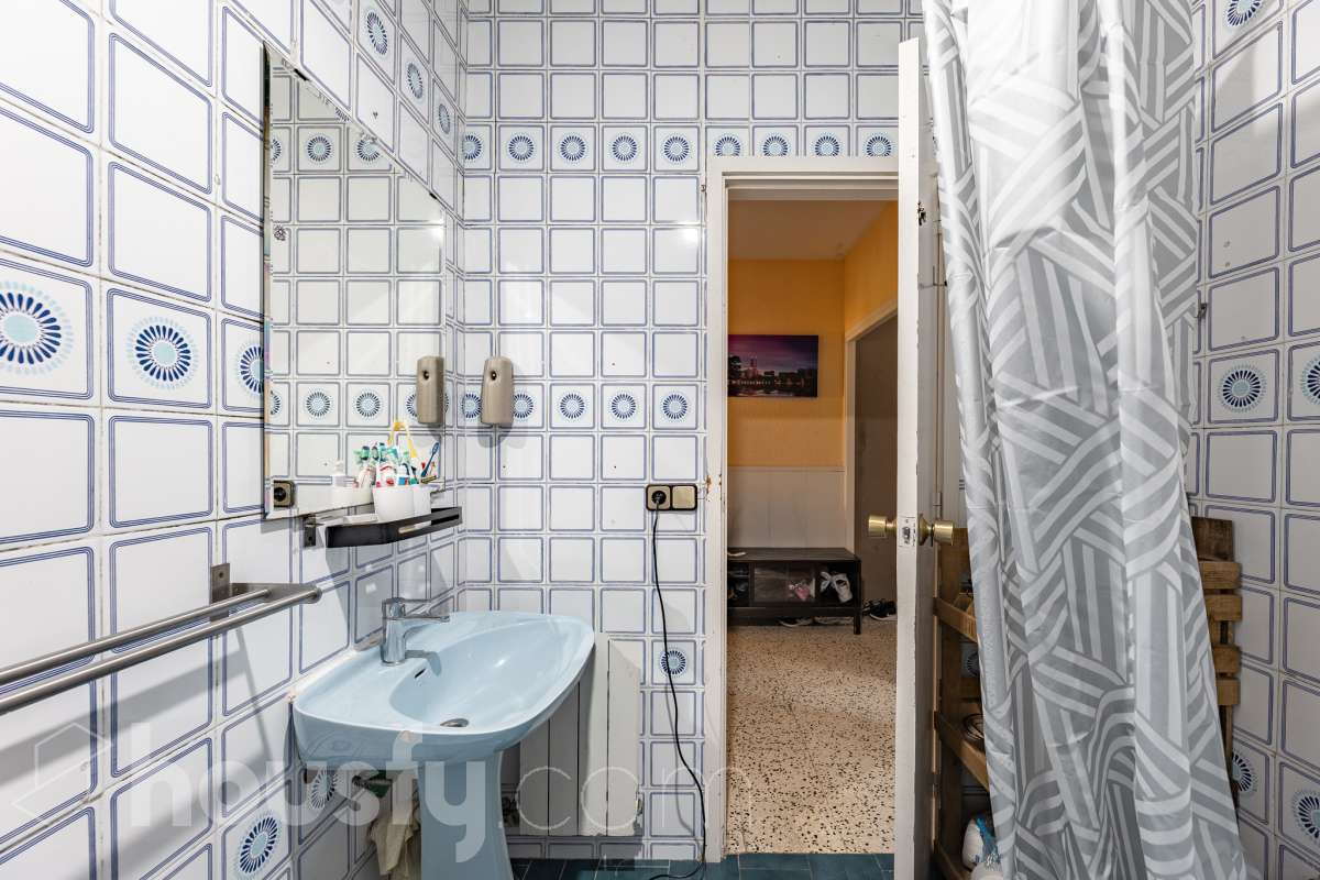 ALQUILADO. SOLO INVERSORES. Housfy vende este estupendo DÚPLEX CON VISTAS A MONTSERRAT, en Esparreguera, actualmente alquilado. Contrato de alquiler: Se subroga al comprador conforme a la LAU. Inquilinos con excelente cumplimiento. Información contractual ampliada en privado. Datos de inversión: Renta: 590 €/mes (7.080 €/año) Rentabilidad bruta: 4,425 % Inversión estable con contrato vigente e inquilinos cumplidores. Propiedad con 106 m² según Nota del Registro de Propiedad y 175 m² verificados con la Dirección General de Catastro. Construido en el año: 1979. La vivienda destaca por su excelente entrada de luz natural, la amplitud de sus estancias y unas vistas despejadas a Montserrat que aportan una sensación de tranquilidad poco habitual dentro del mercado actual. Datos de la vivienda: * 175 m² construidos según catastro ( 106 m² según nota simple ) * Vivienda tipo dúplex con distribución diferenciada * 3 habitaciones amplias * Vistas abiertas a Montserrat y entorno natural * Excelente luminosidad durante todo el día * Espacios versátiles con múltiples posibilidades de actualización * Finca tranquila y entorno residencial consolidado * Muy buena relación metros/precio dentro de la zona * Ideal tanto como vivienda habitual como inversión patrimonial Distribución La vivienda se distribuye en dos plantas, permitiendo separar claramente la zona de día y la zona de descanso. Cuenta con salón-comedor amplio, cocina independiente, tres dormitorios y diferentes espacios auxiliares que aportan comodidad y funcionalidad al conjunto. La configuración dúplex proporciona mayor privacidad y una sensación de vivienda mucho más completa y diferenciada respecto a los pisos convencionales. Ubicación Situada en Esparraguera, en un entorno residencial tranquilo rodeado de naturaleza y con vistas privilegiadas a Montserrat. La zona combina calidad de vida, servicios y buena conexión con Barcelona y el Baix Llobregat, convirtiéndose en una alternativa cada vez más demandada para quienes buscan espacio y tranquilidad sin alejarse de los principales núcleos urbanos. Aviso legal El precio de venta no incluye gastos de la compraventa como notaría, registro, impuestos, ni tampoco honorarios agencia. Esta publicación no es vinculante. Consulta siempre la nota simple con Housfy antes de formalizar la compraventa. Sobre nosotros Housfy es la plataforma integral de servicios inmobiliarios. Nuestra combinación de expertos y tecnología pone al alcance de todo el mundo servicios cómodos, claros y seguros. AICAT número: 7922. Nos encargamos de la gestión y asesoramiento de la compra. ¡Olvídate de todo! Hacemos los trámites por ti. Y, si además necesitas financiación, ponemos a tu disposición un bróker hipotecario para ayudarte a conseguir las mejores condiciones para tu perfil económico. Contacta con Housfy para agendar una visita y ampliar la información . Más información en: housfy.com En cumplimiento de la Ley 8/2026 en Cataluña, el certificado de presencia o ausencia de amianto se encuentra en proceso de tramitación.-25