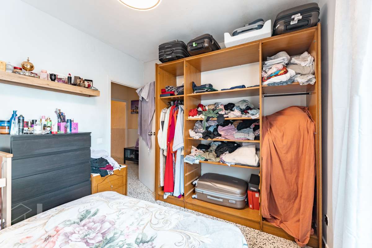 ALQUILADO. SOLO INVERSORES. Housfy vende este estupendo DÚPLEX CON VISTAS A MONTSERRAT, en Esparreguera, actualmente alquilado. Contrato de alquiler: Se subroga al comprador conforme a la LAU. Inquilinos con excelente cumplimiento. Información contractual ampliada en privado. Datos de inversión: Renta: 590 €/mes (7.080 €/año) Rentabilidad bruta: 4,425 % Inversión estable con contrato vigente e inquilinos cumplidores. Propiedad con 106 m² según Nota del Registro de Propiedad y 175 m² verificados con la Dirección General de Catastro. Construido en el año: 1979. La vivienda destaca por su excelente entrada de luz natural, la amplitud de sus estancias y unas vistas despejadas a Montserrat que aportan una sensación de tranquilidad poco habitual dentro del mercado actual. Datos de la vivienda: * 175 m² construidos según catastro ( 106 m² según nota simple ) * Vivienda tipo dúplex con distribución diferenciada * 3 habitaciones amplias * Vistas abiertas a Montserrat y entorno natural * Excelente luminosidad durante todo el día * Espacios versátiles con múltiples posibilidades de actualización * Finca tranquila y entorno residencial consolidado * Muy buena relación metros/precio dentro de la zona * Ideal tanto como vivienda habitual como inversión patrimonial Distribución La vivienda se distribuye en dos plantas, permitiendo separar claramente la zona de día y la zona de descanso. Cuenta con salón-comedor amplio, cocina independiente, tres dormitorios y diferentes espacios auxiliares que aportan comodidad y funcionalidad al conjunto. La configuración dúplex proporciona mayor privacidad y una sensación de vivienda mucho más completa y diferenciada respecto a los pisos convencionales. Ubicación Situada en Esparraguera, en un entorno residencial tranquilo rodeado de naturaleza y con vistas privilegiadas a Montserrat. La zona combina calidad de vida, servicios y buena conexión con Barcelona y el Baix Llobregat, convirtiéndose en una alternativa cada vez más demandada para quienes buscan espacio y tranquilidad sin alejarse de los principales núcleos urbanos. Aviso legal El precio de venta no incluye gastos de la compraventa como notaría, registro, impuestos, ni tampoco honorarios agencia. Esta publicación no es vinculante. Consulta siempre la nota simple con Housfy antes de formalizar la compraventa. Sobre nosotros Housfy es la plataforma integral de servicios inmobiliarios. Nuestra combinación de expertos y tecnología pone al alcance de todo el mundo servicios cómodos, claros y seguros. AICAT número: 7922. Nos encargamos de la gestión y asesoramiento de la compra. ¡Olvídate de todo! Hacemos los trámites por ti. Y, si además necesitas financiación, ponemos a tu disposición un bróker hipotecario para ayudarte a conseguir las mejores condiciones para tu perfil económico. Contacta con Housfy para agendar una visita y ampliar la información . Más información en: housfy.com En cumplimiento de la Ley 8/2026 en Cataluña, el certificado de presencia o ausencia de amianto se encuentra en proceso de tramitación.-8