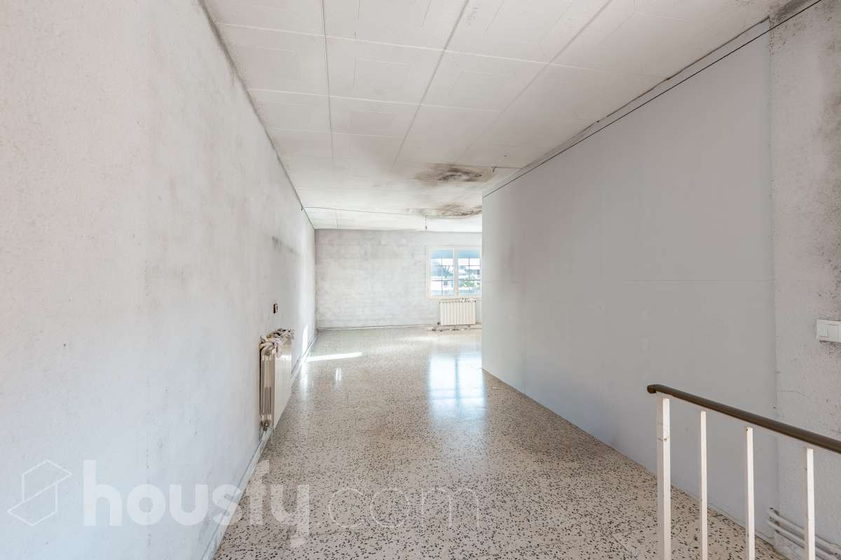 ALQUILADO. SOLO INVERSORES. Housfy vende este estupendo DÚPLEX CON VISTAS A MONTSERRAT, en Esparreguera, actualmente alquilado. Contrato de alquiler: Se subroga al comprador conforme a la LAU. Inquilinos con excelente cumplimiento. Información contractual ampliada en privado. Datos de inversión: Renta: 590 €/mes (7.080 €/año) Rentabilidad bruta: 4,425 % Inversión estable con contrato vigente e inquilinos cumplidores. Propiedad con 106 m² según Nota del Registro de Propiedad y 175 m² verificados con la Dirección General de Catastro. Construido en el año: 1979. La vivienda destaca por su excelente entrada de luz natural, la amplitud de sus estancias y unas vistas despejadas a Montserrat que aportan una sensación de tranquilidad poco habitual dentro del mercado actual. Datos de la vivienda: * 175 m² construidos según catastro ( 106 m² según nota simple ) * Vivienda tipo dúplex con distribución diferenciada * 3 habitaciones amplias * Vistas abiertas a Montserrat y entorno natural * Excelente luminosidad durante todo el día * Espacios versátiles con múltiples posibilidades de actualización * Finca tranquila y entorno residencial consolidado * Muy buena relación metros/precio dentro de la zona * Ideal tanto como vivienda habitual como inversión patrimonial Distribución La vivienda se distribuye en dos plantas, permitiendo separar claramente la zona de día y la zona de descanso. Cuenta con salón-comedor amplio, cocina independiente, tres dormitorios y diferentes espacios auxiliares que aportan comodidad y funcionalidad al conjunto. La configuración dúplex proporciona mayor privacidad y una sensación de vivienda mucho más completa y diferenciada respecto a los pisos convencionales. Ubicación Situada en Esparraguera, en un entorno residencial tranquilo rodeado de naturaleza y con vistas privilegiadas a Montserrat. La zona combina calidad de vida, servicios y buena conexión con Barcelona y el Baix Llobregat, convirtiéndose en una alternativa cada vez más demandada para quienes buscan espacio y tranquilidad sin alejarse de los principales núcleos urbanos. Aviso legal El precio de venta no incluye gastos de la compraventa como notaría, registro, impuestos, ni tampoco honorarios agencia. Esta publicación no es vinculante. Consulta siempre la nota simple con Housfy antes de formalizar la compraventa. Sobre nosotros Housfy es la plataforma integral de servicios inmobiliarios. Nuestra combinación de expertos y tecnología pone al alcance de todo el mundo servicios cómodos, claros y seguros. AICAT número: 7922. Nos encargamos de la gestión y asesoramiento de la compra. ¡Olvídate de todo! Hacemos los trámites por ti. Y, si además necesitas financiación, ponemos a tu disposición un bróker hipotecario para ayudarte a conseguir las mejores condiciones para tu perfil económico. Contacta con Housfy para agendar una visita y ampliar la información . Más información en: housfy.com En cumplimiento de la Ley 8/2026 en Cataluña, el certificado de presencia o ausencia de amianto se encuentra en proceso de tramitación.-12