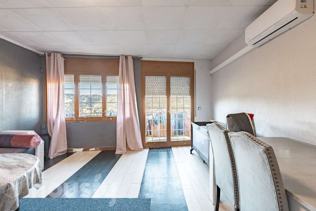 ALQUILADO. SOLO INVERSORES. Housfy vende este estupendo DÚPLEX CON VISTAS A MONTSERRAT, en Esparreguera, actualmente alquilado. Contrato de alquiler: Se subroga al comprador conforme a la LAU. Inquilinos con excelente cumplimiento. Información contractual ampliada en privado. Datos de inversión: Renta: 590 €/mes (7.080 €/año) Rentabilidad bruta: 4,425 % Inversión estable con contrato vigente e inquilinos cumplidores. Propiedad con 106 m² según Nota del Registro de Propiedad y 175 m² verificados con la Dirección General de Catastro. Construido en el año: 1979. La vivienda destaca por su excelente entrada de luz natural, la amplitud de sus estancias y unas vistas despejadas a Montserrat que aportan una sensación de tranquilidad poco habitual dentro del mercado actual. Datos de la vivienda: * 175 m² construidos según catastro ( 106 m² según nota simple ) * Vivienda tipo dúplex con distribución diferenciada * 3 habitaciones amplias * Vistas abiertas a Montserrat y entorno natural * Excelente luminosidad durante todo el día * Espacios versátiles con múltiples posibilidades de actualización * Finca tranquila y entorno residencial consolidado * Muy buena relación metros/precio dentro de la zona * Ideal tanto como vivienda habitual como inversión patrimonial Distribución La vivienda se distribuye en dos plantas, permitiendo separar claramente la zona de día y la zona de descanso. Cuenta con salón-comedor amplio, cocina independiente, tres dormitorios y diferentes espacios auxiliares que aportan comodidad y funcionalidad al conjunto. La configuración dúplex proporciona mayor privacidad y una sensación de vivienda mucho más completa y diferenciada respecto a los pisos convencionales. Ubicación Situada en Esparraguera, en un entorno residencial tranquilo rodeado de naturaleza y con vistas privilegiadas a Montserrat. La zona combina calidad de vida, servicios y buena conexión con Barcelona y el Baix Llobregat, convirtiéndose en una alternativa cada vez más demandada para quienes buscan espacio y tranquilidad sin alejarse de los principales núcleos urbanos. Aviso legal El precio de venta no incluye gastos de la compraventa como notaría, registro, impuestos, ni tampoco honorarios agencia. Esta publicación no es vinculante. Consulta siempre la nota simple con Housfy antes de formalizar la compraventa. Sobre nosotros Housfy es la plataforma integral de servicios inmobiliarios. Nuestra combinación de expertos y tecnología pone al alcance de todo el mundo servicios cómodos, claros y seguros. AICAT número: 7922. Nos encargamos de la gestión y asesoramiento de la compra. ¡Olvídate de todo! Hacemos los trámites por ti. Y, si además necesitas financiación, ponemos a tu disposición un bróker hipotecario para ayudarte a conseguir las mejores condiciones para tu perfil económico. Contacta con Housfy para agendar una visita y ampliar la información . Más información en: housfy.com En cumplimiento de la Ley 8/2026 en Cataluña, el certificado de presencia o ausencia de amianto se encuentra en proceso de tramitación.-2