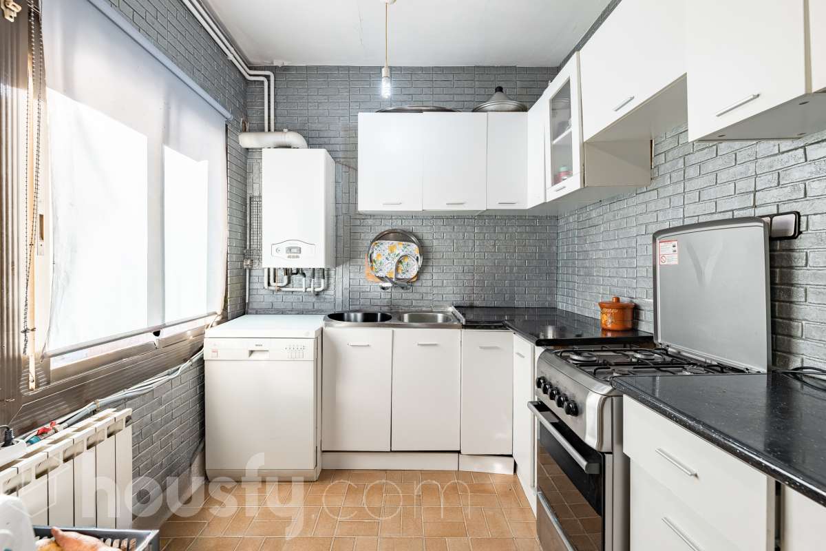 ALQUILADO. SOLO INVERSORES. Housfy vende este estupendo DÚPLEX CON VISTAS A MONTSERRAT, en Esparreguera, actualmente alquilado. Contrato de alquiler: Se subroga al comprador conforme a la LAU. Inquilinos con excelente cumplimiento. Información contractual ampliada en privado. Datos de inversión: Renta: 590 €/mes (7.080 €/año) Rentabilidad bruta: 4,425 % Inversión estable con contrato vigente e inquilinos cumplidores. Propiedad con 106 m² según Nota del Registro de Propiedad y 175 m² verificados con la Dirección General de Catastro. Construido en el año: 1979. La vivienda destaca por su excelente entrada de luz natural, la amplitud de sus estancias y unas vistas despejadas a Montserrat que aportan una sensación de tranquilidad poco habitual dentro del mercado actual. Datos de la vivienda: * 175 m² construidos según catastro ( 106 m² según nota simple ) * Vivienda tipo dúplex con distribución diferenciada * 3 habitaciones amplias * Vistas abiertas a Montserrat y entorno natural * Excelente luminosidad durante todo el día * Espacios versátiles con múltiples posibilidades de actualización * Finca tranquila y entorno residencial consolidado * Muy buena relación metros/precio dentro de la zona * Ideal tanto como vivienda habitual como inversión patrimonial Distribución La vivienda se distribuye en dos plantas, permitiendo separar claramente la zona de día y la zona de descanso. Cuenta con salón-comedor amplio, cocina independiente, tres dormitorios y diferentes espacios auxiliares que aportan comodidad y funcionalidad al conjunto. La configuración dúplex proporciona mayor privacidad y una sensación de vivienda mucho más completa y diferenciada respecto a los pisos convencionales. Ubicación Situada en Esparraguera, en un entorno residencial tranquilo rodeado de naturaleza y con vistas privilegiadas a Montserrat. La zona combina calidad de vida, servicios y buena conexión con Barcelona y el Baix Llobregat, convirtiéndose en una alternativa cada vez más demandada para quienes buscan espacio y tranquilidad sin alejarse de los principales núcleos urbanos. Aviso legal El precio de venta no incluye gastos de la compraventa como notaría, registro, impuestos, ni tampoco honorarios agencia. Esta publicación no es vinculante. Consulta siempre la nota simple con Housfy antes de formalizar la compraventa. Sobre nosotros Housfy es la plataforma integral de servicios inmobiliarios. Nuestra combinación de expertos y tecnología pone al alcance de todo el mundo servicios cómodos, claros y seguros. AICAT número: 7922. Nos encargamos de la gestión y asesoramiento de la compra. ¡Olvídate de todo! Hacemos los trámites por ti. Y, si además necesitas financiación, ponemos a tu disposición un bróker hipotecario para ayudarte a conseguir las mejores condiciones para tu perfil económico. Contacta con Housfy para agendar una visita y ampliar la información . Más información en: housfy.com En cumplimiento de la Ley 8/2026 en Cataluña, el certificado de presencia o ausencia de amianto se encuentra en proceso de tramitación.-20