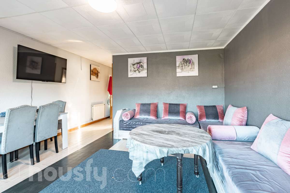 ALQUILADO. SOLO INVERSORES. Housfy vende este estupendo DÚPLEX CON VISTAS A MONTSERRAT, en Esparreguera, actualmente alquilado. Contrato de alquiler: Se subroga al comprador conforme a la LAU. Inquilinos con excelente cumplimiento. Información contractual ampliada en privado. Datos de inversión: Renta: 590 €/mes (7.080 €/año) Rentabilidad bruta: 4,425 % Inversión estable con contrato vigente e inquilinos cumplidores. Propiedad con 106 m² según Nota del Registro de Propiedad y 175 m² verificados con la Dirección General de Catastro. Construido en el año: 1979. La vivienda destaca por su excelente entrada de luz natural, la amplitud de sus estancias y unas vistas despejadas a Montserrat que aportan una sensación de tranquilidad poco habitual dentro del mercado actual. Datos de la vivienda: * 175 m² construidos según catastro ( 106 m² según nota simple ) * Vivienda tipo dúplex con distribución diferenciada * 3 habitaciones amplias * Vistas abiertas a Montserrat y entorno natural * Excelente luminosidad durante todo el día * Espacios versátiles con múltiples posibilidades de actualización * Finca tranquila y entorno residencial consolidado * Muy buena relación metros/precio dentro de la zona * Ideal tanto como vivienda habitual como inversión patrimonial Distribución La vivienda se distribuye en dos plantas, permitiendo separar claramente la zona de día y la zona de descanso. Cuenta con salón-comedor amplio, cocina independiente, tres dormitorios y diferentes espacios auxiliares que aportan comodidad y funcionalidad al conjunto. La configuración dúplex proporciona mayor privacidad y una sensación de vivienda mucho más completa y diferenciada respecto a los pisos convencionales. Ubicación Situada en Esparraguera, en un entorno residencial tranquilo rodeado de naturaleza y con vistas privilegiadas a Montserrat. La zona combina calidad de vida, servicios y buena conexión con Barcelona y el Baix Llobregat, convirtiéndose en una alternativa cada vez más demandada para quienes buscan espacio y tranquilidad sin alejarse de los principales núcleos urbanos. Aviso legal El precio de venta no incluye gastos de la compraventa como notaría, registro, impuestos, ni tampoco honorarios agencia. Esta publicación no es vinculante. Consulta siempre la nota simple con Housfy antes de formalizar la compraventa. Sobre nosotros Housfy es la plataforma integral de servicios inmobiliarios. Nuestra combinación de expertos y tecnología pone al alcance de todo el mundo servicios cómodos, claros y seguros. AICAT número: 7922. Nos encargamos de la gestión y asesoramiento de la compra. ¡Olvídate de todo! Hacemos los trámites por ti. Y, si además necesitas financiación, ponemos a tu disposición un bróker hipotecario para ayudarte a conseguir las mejores condiciones para tu perfil económico. Contacta con Housfy para agendar una visita y ampliar la información . Más información en: housfy.com En cumplimiento de la Ley 8/2026 en Cataluña, el certificado de presencia o ausencia de amianto se encuentra en proceso de tramitación.-3