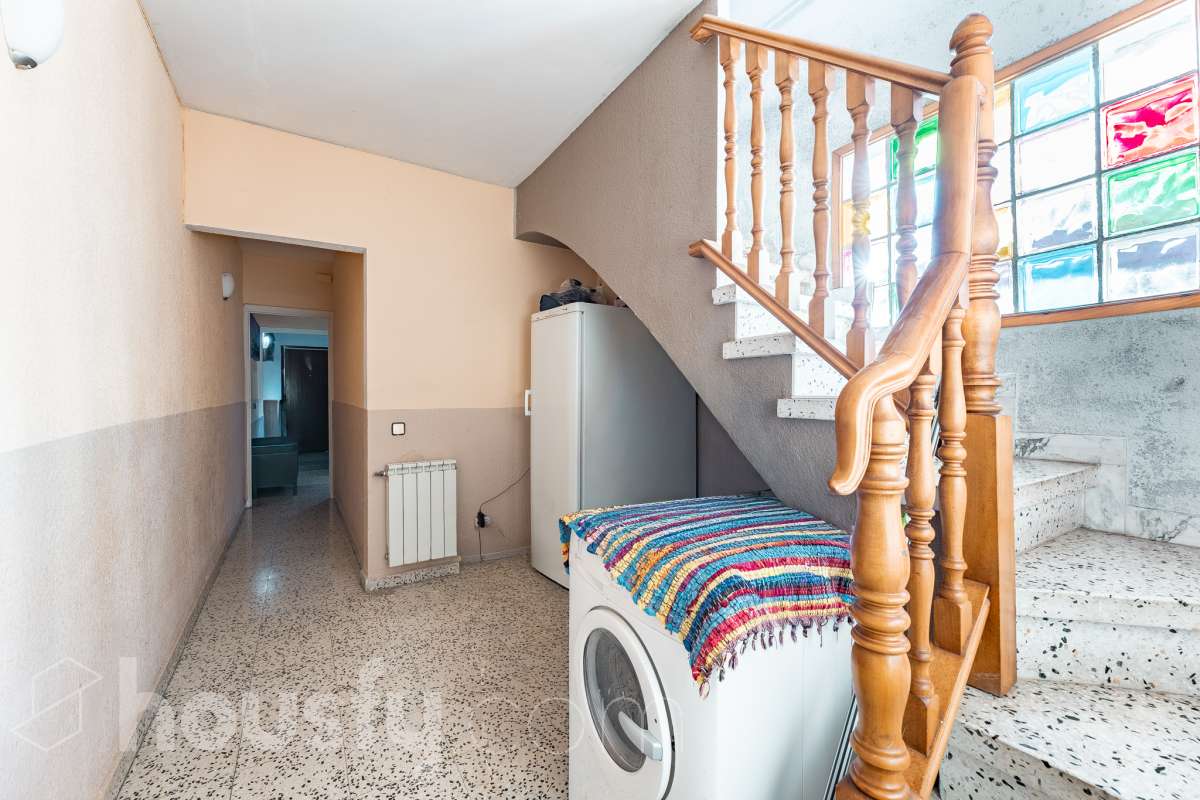 ALQUILADO. SOLO INVERSORES. Housfy vende este estupendo DÚPLEX CON VISTAS A MONTSERRAT, en Esparreguera, actualmente alquilado. Contrato de alquiler: Se subroga al comprador conforme a la LAU. Inquilinos con excelente cumplimiento. Información contractual ampliada en privado. Datos de inversión: Renta: 590 €/mes (7.080 €/año) Rentabilidad bruta: 4,425 % Inversión estable con contrato vigente e inquilinos cumplidores. Propiedad con 106 m² según Nota del Registro de Propiedad y 175 m² verificados con la Dirección General de Catastro. Construido en el año: 1979. La vivienda destaca por su excelente entrada de luz natural, la amplitud de sus estancias y unas vistas despejadas a Montserrat que aportan una sensación de tranquilidad poco habitual dentro del mercado actual. Datos de la vivienda: * 175 m² construidos según catastro ( 106 m² según nota simple ) * Vivienda tipo dúplex con distribución diferenciada * 3 habitaciones amplias * Vistas abiertas a Montserrat y entorno natural * Excelente luminosidad durante todo el día * Espacios versátiles con múltiples posibilidades de actualización * Finca tranquila y entorno residencial consolidado * Muy buena relación metros/precio dentro de la zona * Ideal tanto como vivienda habitual como inversión patrimonial Distribución La vivienda se distribuye en dos plantas, permitiendo separar claramente la zona de día y la zona de descanso. Cuenta con salón-comedor amplio, cocina independiente, tres dormitorios y diferentes espacios auxiliares que aportan comodidad y funcionalidad al conjunto. La configuración dúplex proporciona mayor privacidad y una sensación de vivienda mucho más completa y diferenciada respecto a los pisos convencionales. Ubicación Situada en Esparraguera, en un entorno residencial tranquilo rodeado de naturaleza y con vistas privilegiadas a Montserrat. La zona combina calidad de vida, servicios y buena conexión con Barcelona y el Baix Llobregat, convirtiéndose en una alternativa cada vez más demandada para quienes buscan espacio y tranquilidad sin alejarse de los principales núcleos urbanos. Aviso legal El precio de venta no incluye gastos de la compraventa como notaría, registro, impuestos, ni tampoco honorarios agencia. Esta publicación no es vinculante. Consulta siempre la nota simple con Housfy antes de formalizar la compraventa. Sobre nosotros Housfy es la plataforma integral de servicios inmobiliarios. Nuestra combinación de expertos y tecnología pone al alcance de todo el mundo servicios cómodos, claros y seguros. AICAT número: 7922. Nos encargamos de la gestión y asesoramiento de la compra. ¡Olvídate de todo! Hacemos los trámites por ti. Y, si además necesitas financiación, ponemos a tu disposición un bróker hipotecario para ayudarte a conseguir las mejores condiciones para tu perfil económico. Contacta con Housfy para agendar una visita y ampliar la información . Más información en: housfy.com En cumplimiento de la Ley 8/2026 en Cataluña, el certificado de presencia o ausencia de amianto se encuentra en proceso de tramitación.-30