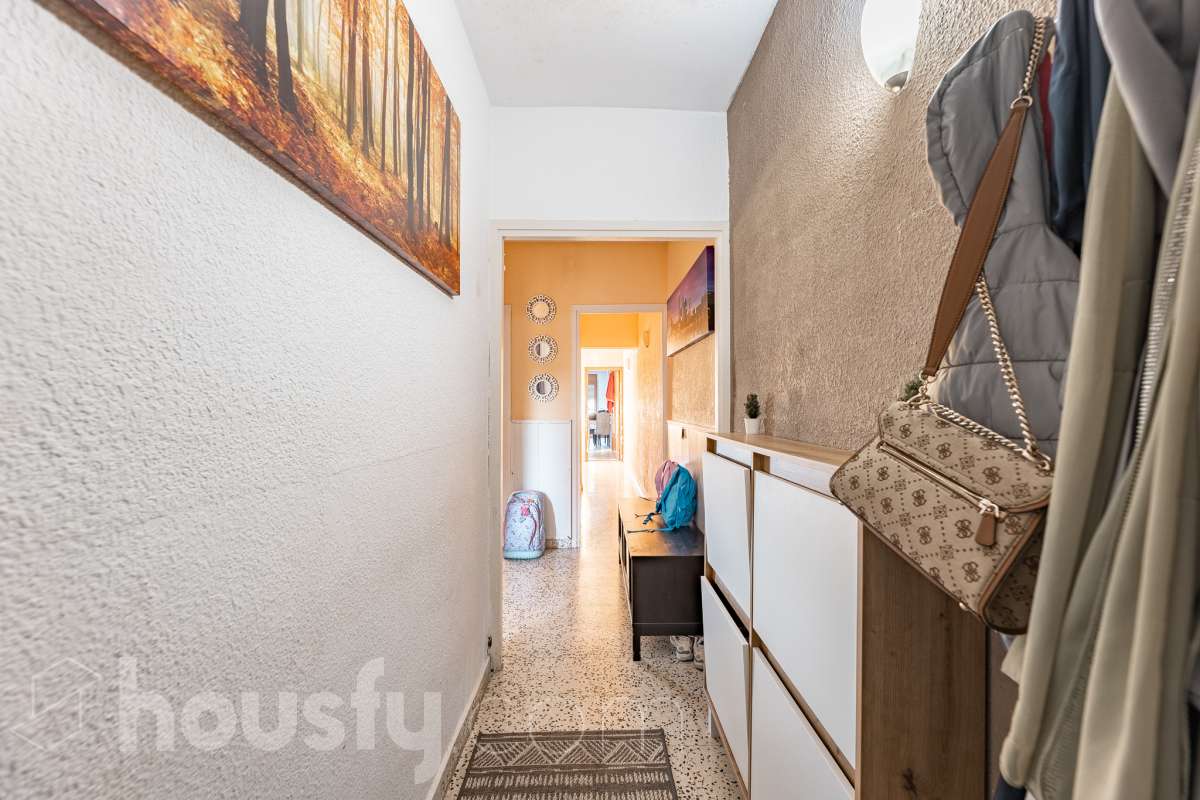 ALQUILADO. SOLO INVERSORES. Housfy vende este estupendo DÚPLEX CON VISTAS A MONTSERRAT, en Esparreguera, actualmente alquilado. Contrato de alquiler: Se subroga al comprador conforme a la LAU. Inquilinos con excelente cumplimiento. Información contractual ampliada en privado. Datos de inversión: Renta: 590 €/mes (7.080 €/año) Rentabilidad bruta: 4,425 % Inversión estable con contrato vigente e inquilinos cumplidores. Propiedad con 106 m² según Nota del Registro de Propiedad y 175 m² verificados con la Dirección General de Catastro. Construido en el año: 1979. La vivienda destaca por su excelente entrada de luz natural, la amplitud de sus estancias y unas vistas despejadas a Montserrat que aportan una sensación de tranquilidad poco habitual dentro del mercado actual. Datos de la vivienda: * 175 m² construidos según catastro ( 106 m² según nota simple ) * Vivienda tipo dúplex con distribución diferenciada * 3 habitaciones amplias * Vistas abiertas a Montserrat y entorno natural * Excelente luminosidad durante todo el día * Espacios versátiles con múltiples posibilidades de actualización * Finca tranquila y entorno residencial consolidado * Muy buena relación metros/precio dentro de la zona * Ideal tanto como vivienda habitual como inversión patrimonial Distribución La vivienda se distribuye en dos plantas, permitiendo separar claramente la zona de día y la zona de descanso. Cuenta con salón-comedor amplio, cocina independiente, tres dormitorios y diferentes espacios auxiliares que aportan comodidad y funcionalidad al conjunto. La configuración dúplex proporciona mayor privacidad y una sensación de vivienda mucho más completa y diferenciada respecto a los pisos convencionales. Ubicación Situada en Esparraguera, en un entorno residencial tranquilo rodeado de naturaleza y con vistas privilegiadas a Montserrat. La zona combina calidad de vida, servicios y buena conexión con Barcelona y el Baix Llobregat, convirtiéndose en una alternativa cada vez más demandada para quienes buscan espacio y tranquilidad sin alejarse de los principales núcleos urbanos. Aviso legal El precio de venta no incluye gastos de la compraventa como notaría, registro, impuestos, ni tampoco honorarios agencia. Esta publicación no es vinculante. Consulta siempre la nota simple con Housfy antes de formalizar la compraventa. Sobre nosotros Housfy es la plataforma integral de servicios inmobiliarios. Nuestra combinación de expertos y tecnología pone al alcance de todo el mundo servicios cómodos, claros y seguros. AICAT número: 7922. Nos encargamos de la gestión y asesoramiento de la compra. ¡Olvídate de todo! Hacemos los trámites por ti. Y, si además necesitas financiación, ponemos a tu disposición un bróker hipotecario para ayudarte a conseguir las mejores condiciones para tu perfil económico. Contacta con Housfy para agendar una visita y ampliar la información . Más información en: housfy.com En cumplimiento de la Ley 8/2026 en Cataluña, el certificado de presencia o ausencia de amianto se encuentra en proceso de tramitación.-29