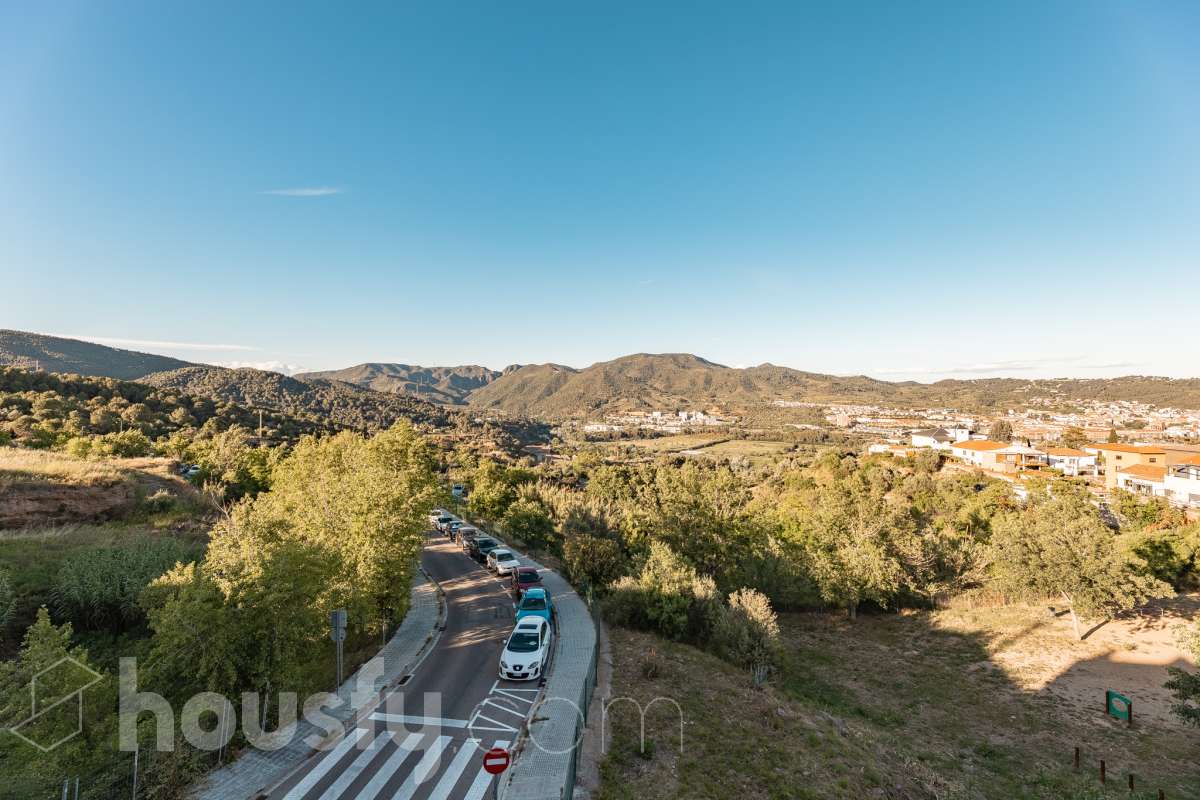 ALQUILADO. SOLO INVERSORES. Housfy vende este estupendo DÚPLEX CON VISTAS A MONTSERRAT, en Esparreguera, actualmente alquilado. Contrato de alquiler: Se subroga al comprador conforme a la LAU. Inquilinos con excelente cumplimiento. Información contractual ampliada en privado. Datos de inversión: Renta: 590 €/mes (7.080 €/año) Rentabilidad bruta: 4,425 % Inversión estable con contrato vigente e inquilinos cumplidores. Propiedad con 106 m² según Nota del Registro de Propiedad y 175 m² verificados con la Dirección General de Catastro. Construido en el año: 1979. La vivienda destaca por su excelente entrada de luz natural, la amplitud de sus estancias y unas vistas despejadas a Montserrat que aportan una sensación de tranquilidad poco habitual dentro del mercado actual. Datos de la vivienda: * 175 m² construidos según catastro ( 106 m² según nota simple ) * Vivienda tipo dúplex con distribución diferenciada * 3 habitaciones amplias * Vistas abiertas a Montserrat y entorno natural * Excelente luminosidad durante todo el día * Espacios versátiles con múltiples posibilidades de actualización * Finca tranquila y entorno residencial consolidado * Muy buena relación metros/precio dentro de la zona * Ideal tanto como vivienda habitual como inversión patrimonial Distribución La vivienda se distribuye en dos plantas, permitiendo separar claramente la zona de día y la zona de descanso. Cuenta con salón-comedor amplio, cocina independiente, tres dormitorios y diferentes espacios auxiliares que aportan comodidad y funcionalidad al conjunto. La configuración dúplex proporciona mayor privacidad y una sensación de vivienda mucho más completa y diferenciada respecto a los pisos convencionales. Ubicación Situada en Esparraguera, en un entorno residencial tranquilo rodeado de naturaleza y con vistas privilegiadas a Montserrat. La zona combina calidad de vida, servicios y buena conexión con Barcelona y el Baix Llobregat, convirtiéndose en una alternativa cada vez más demandada para quienes buscan espacio y tranquilidad sin alejarse de los principales núcleos urbanos. Aviso legal El precio de venta no incluye gastos de la compraventa como notaría, registro, impuestos, ni tampoco honorarios agencia. Esta publicación no es vinculante. Consulta siempre la nota simple con Housfy antes de formalizar la compraventa. Sobre nosotros Housfy es la plataforma integral de servicios inmobiliarios. Nuestra combinación de expertos y tecnología pone al alcance de todo el mundo servicios cómodos, claros y seguros. AICAT número: 7922. Nos encargamos de la gestión y asesoramiento de la compra. ¡Olvídate de todo! Hacemos los trámites por ti. Y, si además necesitas financiación, ponemos a tu disposición un bróker hipotecario para ayudarte a conseguir las mejores condiciones para tu perfil económico. Contacta con Housfy para agendar una visita y ampliar la información . Más información en: housfy.com En cumplimiento de la Ley 8/2026 en Cataluña, el certificado de presencia o ausencia de amianto se encuentra en proceso de tramitación.-32