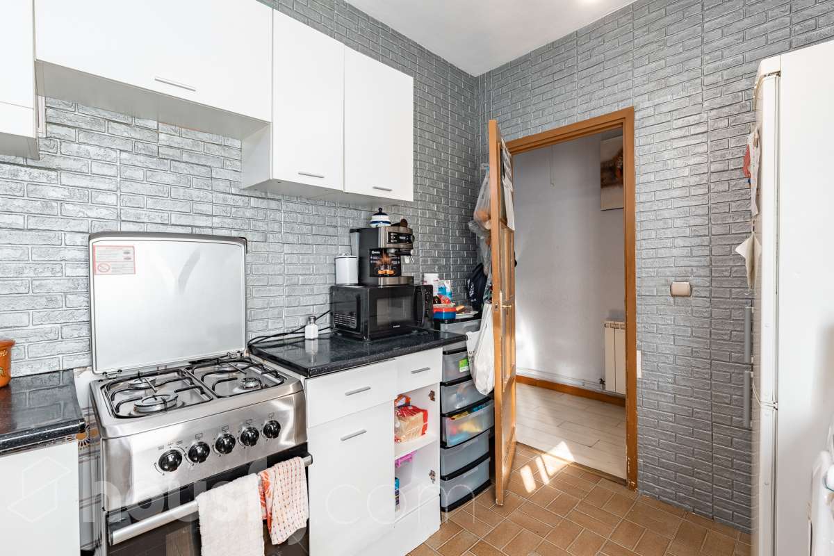 ALQUILADO. SOLO INVERSORES. Housfy vende este estupendo DÚPLEX CON VISTAS A MONTSERRAT, en Esparreguera, actualmente alquilado. Contrato de alquiler: Se subroga al comprador conforme a la LAU. Inquilinos con excelente cumplimiento. Información contractual ampliada en privado. Datos de inversión: Renta: 590 €/mes (7.080 €/año) Rentabilidad bruta: 4,425 % Inversión estable con contrato vigente e inquilinos cumplidores. Propiedad con 106 m² según Nota del Registro de Propiedad y 175 m² verificados con la Dirección General de Catastro. Construido en el año: 1979. La vivienda destaca por su excelente entrada de luz natural, la amplitud de sus estancias y unas vistas despejadas a Montserrat que aportan una sensación de tranquilidad poco habitual dentro del mercado actual. Datos de la vivienda: * 175 m² construidos según catastro ( 106 m² según nota simple ) * Vivienda tipo dúplex con distribución diferenciada * 3 habitaciones amplias * Vistas abiertas a Montserrat y entorno natural * Excelente luminosidad durante todo el día * Espacios versátiles con múltiples posibilidades de actualización * Finca tranquila y entorno residencial consolidado * Muy buena relación metros/precio dentro de la zona * Ideal tanto como vivienda habitual como inversión patrimonial Distribución La vivienda se distribuye en dos plantas, permitiendo separar claramente la zona de día y la zona de descanso. Cuenta con salón-comedor amplio, cocina independiente, tres dormitorios y diferentes espacios auxiliares que aportan comodidad y funcionalidad al conjunto. La configuración dúplex proporciona mayor privacidad y una sensación de vivienda mucho más completa y diferenciada respecto a los pisos convencionales. Ubicación Situada en Esparraguera, en un entorno residencial tranquilo rodeado de naturaleza y con vistas privilegiadas a Montserrat. La zona combina calidad de vida, servicios y buena conexión con Barcelona y el Baix Llobregat, convirtiéndose en una alternativa cada vez más demandada para quienes buscan espacio y tranquilidad sin alejarse de los principales núcleos urbanos. Aviso legal El precio de venta no incluye gastos de la compraventa como notaría, registro, impuestos, ni tampoco honorarios agencia. Esta publicación no es vinculante. Consulta siempre la nota simple con Housfy antes de formalizar la compraventa. Sobre nosotros Housfy es la plataforma integral de servicios inmobiliarios. Nuestra combinación de expertos y tecnología pone al alcance de todo el mundo servicios cómodos, claros y seguros. AICAT número: 7922. Nos encargamos de la gestión y asesoramiento de la compra. ¡Olvídate de todo! Hacemos los trámites por ti. Y, si además necesitas financiación, ponemos a tu disposición un bróker hipotecario para ayudarte a conseguir las mejores condiciones para tu perfil económico. Contacta con Housfy para agendar una visita y ampliar la información . Más información en: housfy.com En cumplimiento de la Ley 8/2026 en Cataluña, el certificado de presencia o ausencia de amianto se encuentra en proceso de tramitación.-22