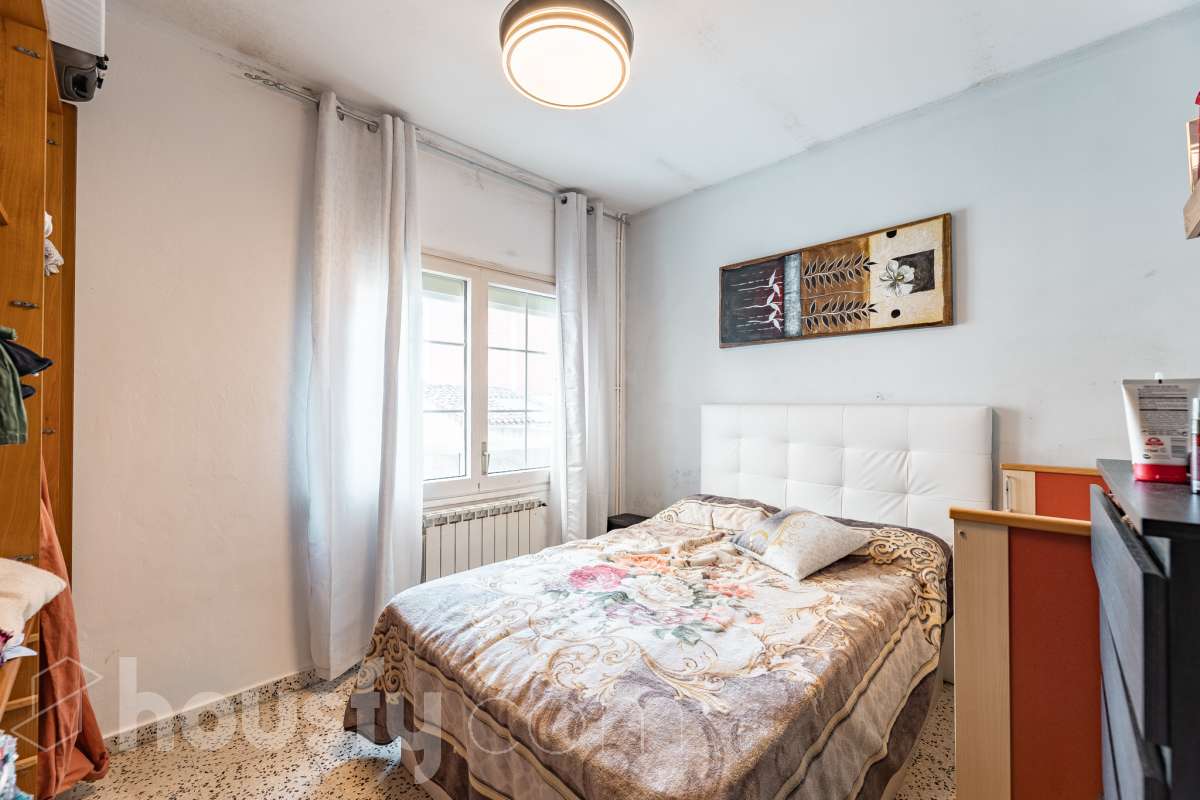 ALQUILADO. SOLO INVERSORES. Housfy vende este estupendo DÚPLEX CON VISTAS A MONTSERRAT, en Esparreguera, actualmente alquilado. Contrato de alquiler: Se subroga al comprador conforme a la LAU. Inquilinos con excelente cumplimiento. Información contractual ampliada en privado. Datos de inversión: Renta: 590 €/mes (7.080 €/año) Rentabilidad bruta: 4,425 % Inversión estable con contrato vigente e inquilinos cumplidores. Propiedad con 106 m² según Nota del Registro de Propiedad y 175 m² verificados con la Dirección General de Catastro. Construido en el año: 1979. La vivienda destaca por su excelente entrada de luz natural, la amplitud de sus estancias y unas vistas despejadas a Montserrat que aportan una sensación de tranquilidad poco habitual dentro del mercado actual. Datos de la vivienda: * 175 m² construidos según catastro ( 106 m² según nota simple ) * Vivienda tipo dúplex con distribución diferenciada * 3 habitaciones amplias * Vistas abiertas a Montserrat y entorno natural * Excelente luminosidad durante todo el día * Espacios versátiles con múltiples posibilidades de actualización * Finca tranquila y entorno residencial consolidado * Muy buena relación metros/precio dentro de la zona * Ideal tanto como vivienda habitual como inversión patrimonial Distribución La vivienda se distribuye en dos plantas, permitiendo separar claramente la zona de día y la zona de descanso. Cuenta con salón-comedor amplio, cocina independiente, tres dormitorios y diferentes espacios auxiliares que aportan comodidad y funcionalidad al conjunto. La configuración dúplex proporciona mayor privacidad y una sensación de vivienda mucho más completa y diferenciada respecto a los pisos convencionales. Ubicación Situada en Esparraguera, en un entorno residencial tranquilo rodeado de naturaleza y con vistas privilegiadas a Montserrat. La zona combina calidad de vida, servicios y buena conexión con Barcelona y el Baix Llobregat, convirtiéndose en una alternativa cada vez más demandada para quienes buscan espacio y tranquilidad sin alejarse de los principales núcleos urbanos. Aviso legal El precio de venta no incluye gastos de la compraventa como notaría, registro, impuestos, ni tampoco honorarios agencia. Esta publicación no es vinculante. Consulta siempre la nota simple con Housfy antes de formalizar la compraventa. Sobre nosotros Housfy es la plataforma integral de servicios inmobiliarios. Nuestra combinación de expertos y tecnología pone al alcance de todo el mundo servicios cómodos, claros y seguros. AICAT número: 7922. Nos encargamos de la gestión y asesoramiento de la compra. ¡Olvídate de todo! Hacemos los trámites por ti. Y, si además necesitas financiación, ponemos a tu disposición un bróker hipotecario para ayudarte a conseguir las mejores condiciones para tu perfil económico. Contacta con Housfy para agendar una visita y ampliar la información . Más información en: housfy.com En cumplimiento de la Ley 8/2026 en Cataluña, el certificado de presencia o ausencia de amianto se encuentra en proceso de tramitación.-6