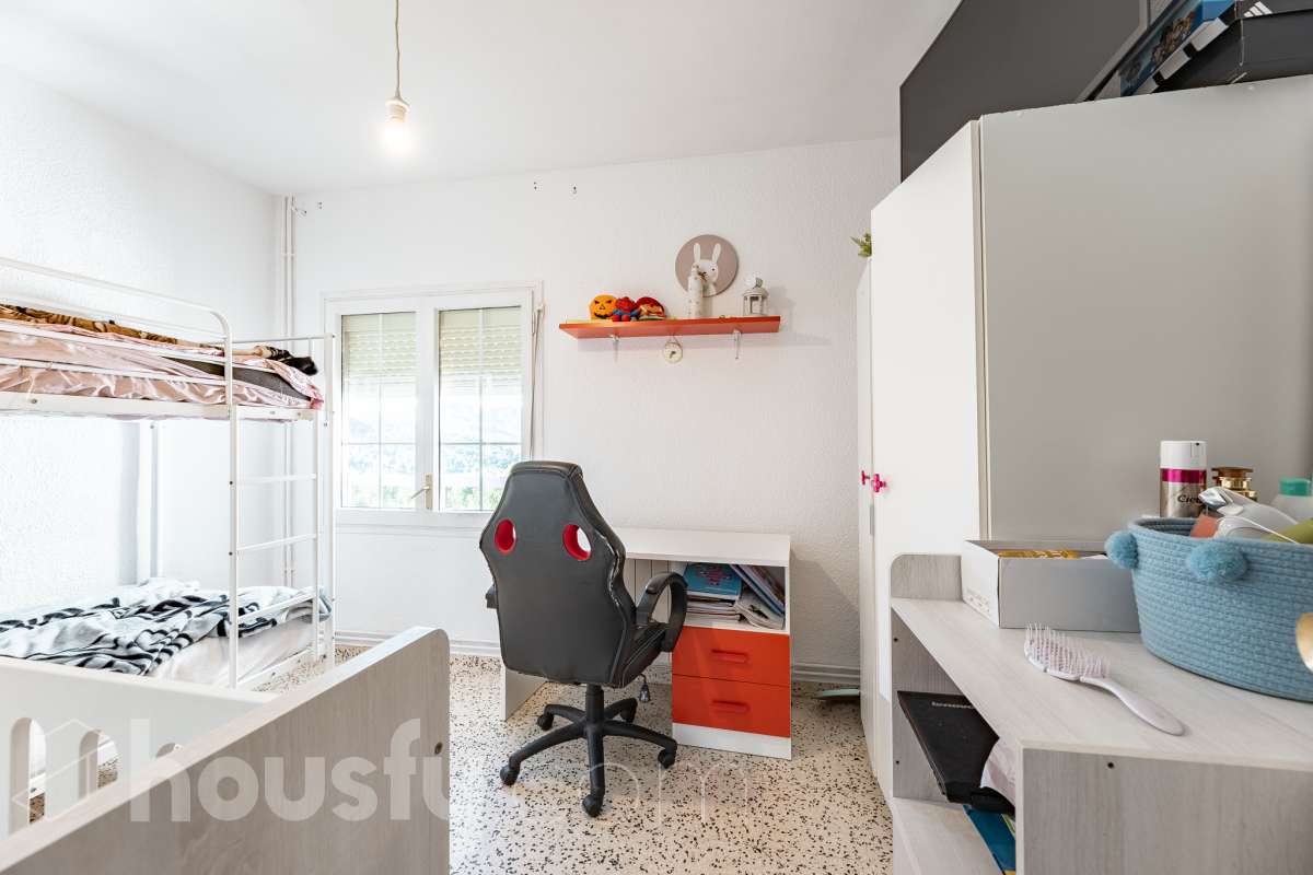 ALQUILADO. SOLO INVERSORES. Housfy vende este estupendo DÚPLEX CON VISTAS A MONTSERRAT, en Esparreguera, actualmente alquilado. Contrato de alquiler: Se subroga al comprador conforme a la LAU. Inquilinos con excelente cumplimiento. Información contractual ampliada en privado. Datos de inversión: Renta: 590 €/mes (7.080 €/año) Rentabilidad bruta: 4,425 % Inversión estable con contrato vigente e inquilinos cumplidores. Propiedad con 106 m² según Nota del Registro de Propiedad y 175 m² verificados con la Dirección General de Catastro. Construido en el año: 1979. La vivienda destaca por su excelente entrada de luz natural, la amplitud de sus estancias y unas vistas despejadas a Montserrat que aportan una sensación de tranquilidad poco habitual dentro del mercado actual. Datos de la vivienda: * 175 m² construidos según catastro ( 106 m² según nota simple ) * Vivienda tipo dúplex con distribución diferenciada * 3 habitaciones amplias * Vistas abiertas a Montserrat y entorno natural * Excelente luminosidad durante todo el día * Espacios versátiles con múltiples posibilidades de actualización * Finca tranquila y entorno residencial consolidado * Muy buena relación metros/precio dentro de la zona * Ideal tanto como vivienda habitual como inversión patrimonial Distribución La vivienda se distribuye en dos plantas, permitiendo separar claramente la zona de día y la zona de descanso. Cuenta con salón-comedor amplio, cocina independiente, tres dormitorios y diferentes espacios auxiliares que aportan comodidad y funcionalidad al conjunto. La configuración dúplex proporciona mayor privacidad y una sensación de vivienda mucho más completa y diferenciada respecto a los pisos convencionales. Ubicación Situada en Esparraguera, en un entorno residencial tranquilo rodeado de naturaleza y con vistas privilegiadas a Montserrat. La zona combina calidad de vida, servicios y buena conexión con Barcelona y el Baix Llobregat, convirtiéndose en una alternativa cada vez más demandada para quienes buscan espacio y tranquilidad sin alejarse de los principales núcleos urbanos. Aviso legal El precio de venta no incluye gastos de la compraventa como notaría, registro, impuestos, ni tampoco honorarios agencia. Esta publicación no es vinculante. Consulta siempre la nota simple con Housfy antes de formalizar la compraventa. Sobre nosotros Housfy es la plataforma integral de servicios inmobiliarios. Nuestra combinación de expertos y tecnología pone al alcance de todo el mundo servicios cómodos, claros y seguros. AICAT número: 7922. Nos encargamos de la gestión y asesoramiento de la compra. ¡Olvídate de todo! Hacemos los trámites por ti. Y, si además necesitas financiación, ponemos a tu disposición un bróker hipotecario para ayudarte a conseguir las mejores condiciones para tu perfil económico. Contacta con Housfy para agendar una visita y ampliar la información . Más información en: housfy.com En cumplimiento de la Ley 8/2026 en Cataluña, el certificado de presencia o ausencia de amianto se encuentra en proceso de tramitación.-9