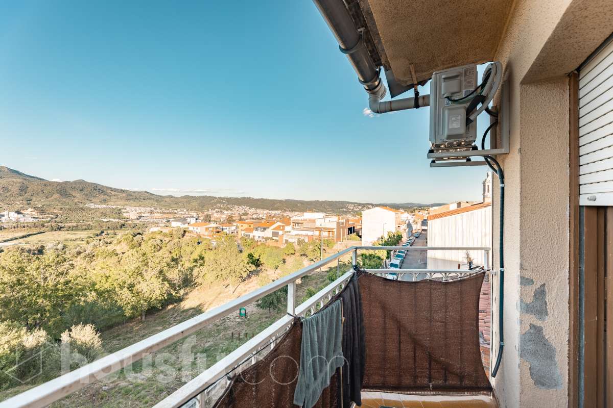 ALQUILADO. SOLO INVERSORES. Housfy vende este estupendo DÚPLEX CON VISTAS A MONTSERRAT, en Esparreguera, actualmente alquilado. Contrato de alquiler: Se subroga al comprador conforme a la LAU. Inquilinos con excelente cumplimiento. Información contractual ampliada en privado. Datos de inversión: Renta: 590 €/mes (7.080 €/año) Rentabilidad bruta: 4,425 % Inversión estable con contrato vigente e inquilinos cumplidores. Propiedad con 106 m² según Nota del Registro de Propiedad y 175 m² verificados con la Dirección General de Catastro. Construido en el año: 1979. La vivienda destaca por su excelente entrada de luz natural, la amplitud de sus estancias y unas vistas despejadas a Montserrat que aportan una sensación de tranquilidad poco habitual dentro del mercado actual. Datos de la vivienda: * 175 m² construidos según catastro ( 106 m² según nota simple ) * Vivienda tipo dúplex con distribución diferenciada * 3 habitaciones amplias * Vistas abiertas a Montserrat y entorno natural * Excelente luminosidad durante todo el día * Espacios versátiles con múltiples posibilidades de actualización * Finca tranquila y entorno residencial consolidado * Muy buena relación metros/precio dentro de la zona * Ideal tanto como vivienda habitual como inversión patrimonial Distribución La vivienda se distribuye en dos plantas, permitiendo separar claramente la zona de día y la zona de descanso. Cuenta con salón-comedor amplio, cocina independiente, tres dormitorios y diferentes espacios auxiliares que aportan comodidad y funcionalidad al conjunto. La configuración dúplex proporciona mayor privacidad y una sensación de vivienda mucho más completa y diferenciada respecto a los pisos convencionales. Ubicación Situada en Esparraguera, en un entorno residencial tranquilo rodeado de naturaleza y con vistas privilegiadas a Montserrat. La zona combina calidad de vida, servicios y buena conexión con Barcelona y el Baix Llobregat, convirtiéndose en una alternativa cada vez más demandada para quienes buscan espacio y tranquilidad sin alejarse de los principales núcleos urbanos. Aviso legal El precio de venta no incluye gastos de la compraventa como notaría, registro, impuestos, ni tampoco honorarios agencia. Esta publicación no es vinculante. Consulta siempre la nota simple con Housfy antes de formalizar la compraventa. Sobre nosotros Housfy es la plataforma integral de servicios inmobiliarios. Nuestra combinación de expertos y tecnología pone al alcance de todo el mundo servicios cómodos, claros y seguros. AICAT número: 7922. Nos encargamos de la gestión y asesoramiento de la compra. ¡Olvídate de todo! Hacemos los trámites por ti. Y, si además necesitas financiación, ponemos a tu disposición un bróker hipotecario para ayudarte a conseguir las mejores condiciones para tu perfil económico. Contacta con Housfy para agendar una visita y ampliar la información . Más información en: housfy.com En cumplimiento de la Ley 8/2026 en Cataluña, el certificado de presencia o ausencia de amianto se encuentra en proceso de tramitación.-26