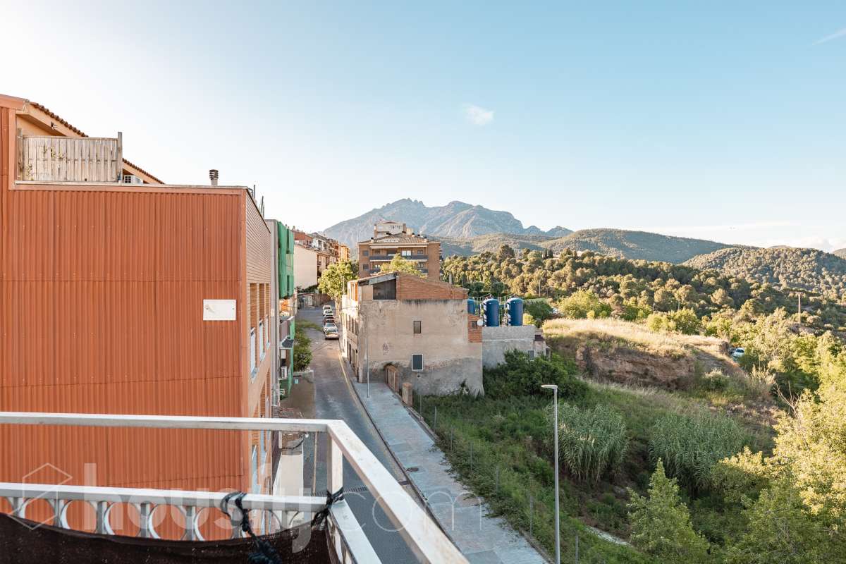 ALQUILADO. SOLO INVERSORES. Housfy vende este estupendo DÚPLEX CON VISTAS A MONTSERRAT, en Esparreguera, actualmente alquilado. Contrato de alquiler: Se subroga al comprador conforme a la LAU. Inquilinos con excelente cumplimiento. Información contractual ampliada en privado. Datos de inversión: Renta: 590 €/mes (7.080 €/año) Rentabilidad bruta: 4,425 % Inversión estable con contrato vigente e inquilinos cumplidores. Propiedad con 106 m² según Nota del Registro de Propiedad y 175 m² verificados con la Dirección General de Catastro. Construido en el año: 1979. La vivienda destaca por su excelente entrada de luz natural, la amplitud de sus estancias y unas vistas despejadas a Montserrat que aportan una sensación de tranquilidad poco habitual dentro del mercado actual. Datos de la vivienda: * 175 m² construidos según catastro ( 106 m² según nota simple ) * Vivienda tipo dúplex con distribución diferenciada * 3 habitaciones amplias * Vistas abiertas a Montserrat y entorno natural * Excelente luminosidad durante todo el día * Espacios versátiles con múltiples posibilidades de actualización * Finca tranquila y entorno residencial consolidado * Muy buena relación metros/precio dentro de la zona * Ideal tanto como vivienda habitual como inversión patrimonial Distribución La vivienda se distribuye en dos plantas, permitiendo separar claramente la zona de día y la zona de descanso. Cuenta con salón-comedor amplio, cocina independiente, tres dormitorios y diferentes espacios auxiliares que aportan comodidad y funcionalidad al conjunto. La configuración dúplex proporciona mayor privacidad y una sensación de vivienda mucho más completa y diferenciada respecto a los pisos convencionales. Ubicación Situada en Esparraguera, en un entorno residencial tranquilo rodeado de naturaleza y con vistas privilegiadas a Montserrat. La zona combina calidad de vida, servicios y buena conexión con Barcelona y el Baix Llobregat, convirtiéndose en una alternativa cada vez más demandada para quienes buscan espacio y tranquilidad sin alejarse de los principales núcleos urbanos. Aviso legal El precio de venta no incluye gastos de la compraventa como notaría, registro, impuestos, ni tampoco honorarios agencia. Esta publicación no es vinculante. Consulta siempre la nota simple con Housfy antes de formalizar la compraventa. Sobre nosotros Housfy es la plataforma integral de servicios inmobiliarios. Nuestra combinación de expertos y tecnología pone al alcance de todo el mundo servicios cómodos, claros y seguros. AICAT número: 7922. Nos encargamos de la gestión y asesoramiento de la compra. ¡Olvídate de todo! Hacemos los trámites por ti. Y, si además necesitas financiación, ponemos a tu disposición un bróker hipotecario para ayudarte a conseguir las mejores condiciones para tu perfil económico. Contacta con Housfy para agendar una visita y ampliar la información . Más información en: housfy.com En cumplimiento de la Ley 8/2026 en Cataluña, el certificado de presencia o ausencia de amianto se encuentra en proceso de tramitación.-33