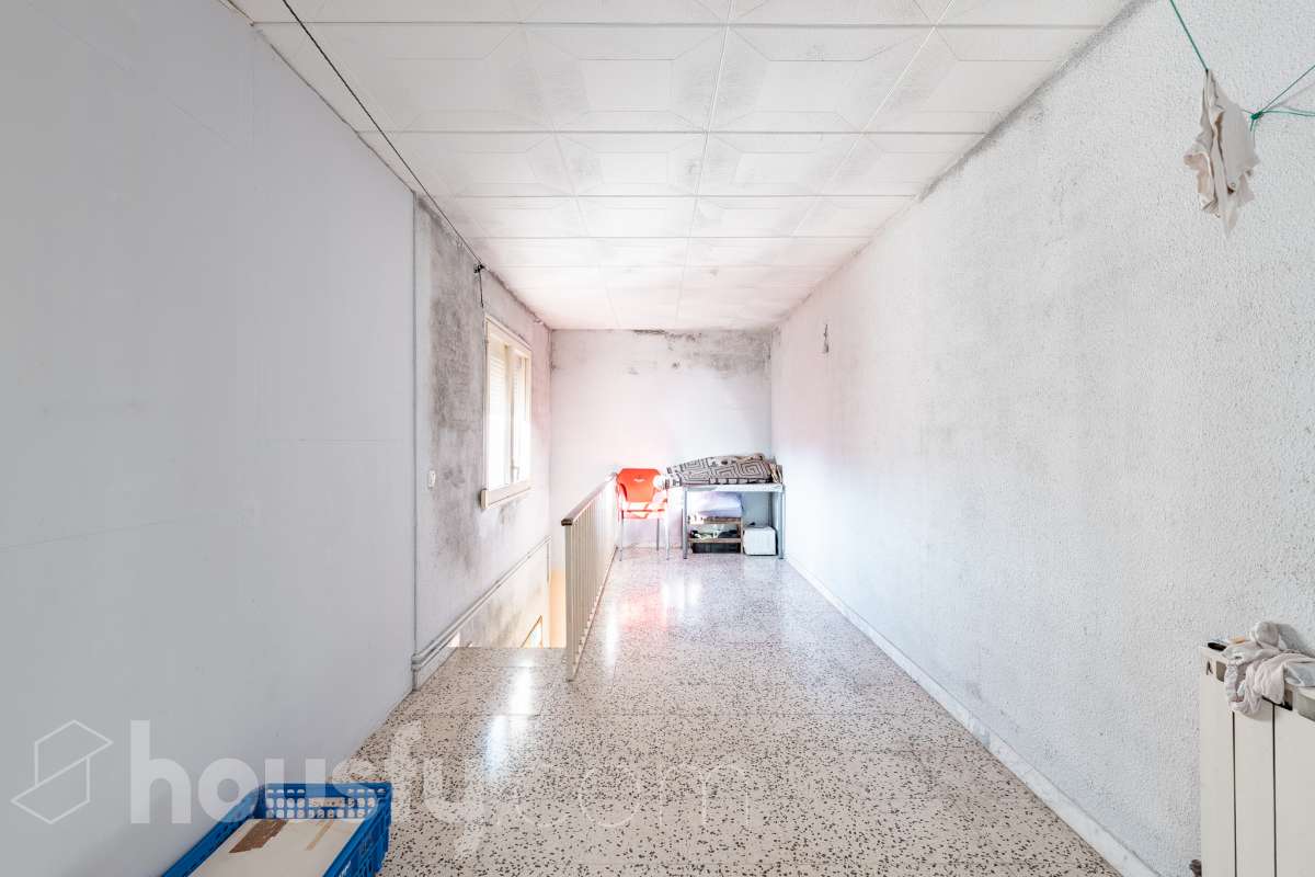 ALQUILADO. SOLO INVERSORES. Housfy vende este estupendo DÚPLEX CON VISTAS A MONTSERRAT, en Esparreguera, actualmente alquilado. Contrato de alquiler: Se subroga al comprador conforme a la LAU. Inquilinos con excelente cumplimiento. Información contractual ampliada en privado. Datos de inversión: Renta: 590 €/mes (7.080 €/año) Rentabilidad bruta: 4,425 % Inversión estable con contrato vigente e inquilinos cumplidores. Propiedad con 106 m² según Nota del Registro de Propiedad y 175 m² verificados con la Dirección General de Catastro. Construido en el año: 1979. La vivienda destaca por su excelente entrada de luz natural, la amplitud de sus estancias y unas vistas despejadas a Montserrat que aportan una sensación de tranquilidad poco habitual dentro del mercado actual. Datos de la vivienda: * 175 m² construidos según catastro ( 106 m² según nota simple ) * Vivienda tipo dúplex con distribución diferenciada * 3 habitaciones amplias * Vistas abiertas a Montserrat y entorno natural * Excelente luminosidad durante todo el día * Espacios versátiles con múltiples posibilidades de actualización * Finca tranquila y entorno residencial consolidado * Muy buena relación metros/precio dentro de la zona * Ideal tanto como vivienda habitual como inversión patrimonial Distribución La vivienda se distribuye en dos plantas, permitiendo separar claramente la zona de día y la zona de descanso. Cuenta con salón-comedor amplio, cocina independiente, tres dormitorios y diferentes espacios auxiliares que aportan comodidad y funcionalidad al conjunto. La configuración dúplex proporciona mayor privacidad y una sensación de vivienda mucho más completa y diferenciada respecto a los pisos convencionales. Ubicación Situada en Esparraguera, en un entorno residencial tranquilo rodeado de naturaleza y con vistas privilegiadas a Montserrat. La zona combina calidad de vida, servicios y buena conexión con Barcelona y el Baix Llobregat, convirtiéndose en una alternativa cada vez más demandada para quienes buscan espacio y tranquilidad sin alejarse de los principales núcleos urbanos. Aviso legal El precio de venta no incluye gastos de la compraventa como notaría, registro, impuestos, ni tampoco honorarios agencia. Esta publicación no es vinculante. Consulta siempre la nota simple con Housfy antes de formalizar la compraventa. Sobre nosotros Housfy es la plataforma integral de servicios inmobiliarios. Nuestra combinación de expertos y tecnología pone al alcance de todo el mundo servicios cómodos, claros y seguros. AICAT número: 7922. Nos encargamos de la gestión y asesoramiento de la compra. ¡Olvídate de todo! Hacemos los trámites por ti. Y, si además necesitas financiación, ponemos a tu disposición un bróker hipotecario para ayudarte a conseguir las mejores condiciones para tu perfil económico. Contacta con Housfy para agendar una visita y ampliar la información . Más información en: housfy.com En cumplimiento de la Ley 8/2026 en Cataluña, el certificado de presencia o ausencia de amianto se encuentra en proceso de tramitación.-15