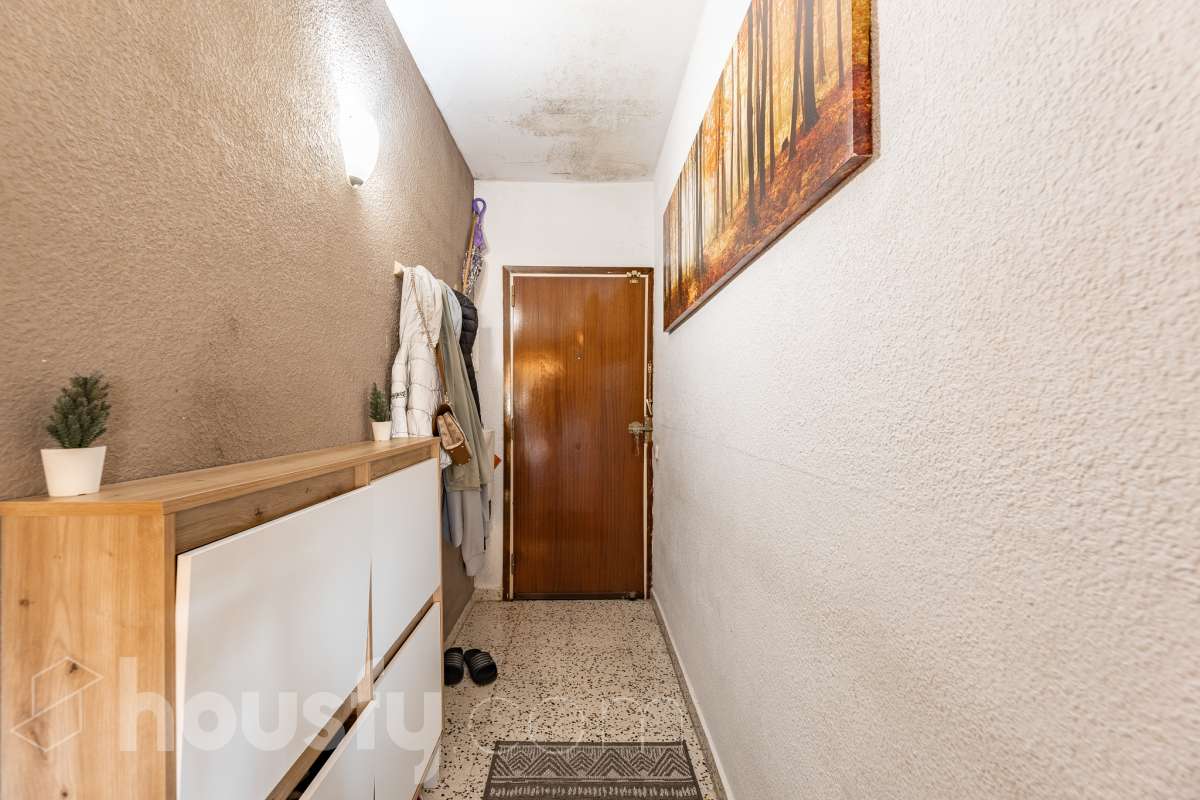 ALQUILADO. SOLO INVERSORES. Housfy vende este estupendo DÚPLEX CON VISTAS A MONTSERRAT, en Esparreguera, actualmente alquilado. Contrato de alquiler: Se subroga al comprador conforme a la LAU. Inquilinos con excelente cumplimiento. Información contractual ampliada en privado. Datos de inversión: Renta: 590 €/mes (7.080 €/año) Rentabilidad bruta: 4,425 % Inversión estable con contrato vigente e inquilinos cumplidores. Propiedad con 106 m² según Nota del Registro de Propiedad y 175 m² verificados con la Dirección General de Catastro. Construido en el año: 1979. La vivienda destaca por su excelente entrada de luz natural, la amplitud de sus estancias y unas vistas despejadas a Montserrat que aportan una sensación de tranquilidad poco habitual dentro del mercado actual. Datos de la vivienda: * 175 m² construidos según catastro ( 106 m² según nota simple ) * Vivienda tipo dúplex con distribución diferenciada * 3 habitaciones amplias * Vistas abiertas a Montserrat y entorno natural * Excelente luminosidad durante todo el día * Espacios versátiles con múltiples posibilidades de actualización * Finca tranquila y entorno residencial consolidado * Muy buena relación metros/precio dentro de la zona * Ideal tanto como vivienda habitual como inversión patrimonial Distribución La vivienda se distribuye en dos plantas, permitiendo separar claramente la zona de día y la zona de descanso. Cuenta con salón-comedor amplio, cocina independiente, tres dormitorios y diferentes espacios auxiliares que aportan comodidad y funcionalidad al conjunto. La configuración dúplex proporciona mayor privacidad y una sensación de vivienda mucho más completa y diferenciada respecto a los pisos convencionales. Ubicación Situada en Esparraguera, en un entorno residencial tranquilo rodeado de naturaleza y con vistas privilegiadas a Montserrat. La zona combina calidad de vida, servicios y buena conexión con Barcelona y el Baix Llobregat, convirtiéndose en una alternativa cada vez más demandada para quienes buscan espacio y tranquilidad sin alejarse de los principales núcleos urbanos. Aviso legal El precio de venta no incluye gastos de la compraventa como notaría, registro, impuestos, ni tampoco honorarios agencia. Esta publicación no es vinculante. Consulta siempre la nota simple con Housfy antes de formalizar la compraventa. Sobre nosotros Housfy es la plataforma integral de servicios inmobiliarios. Nuestra combinación de expertos y tecnología pone al alcance de todo el mundo servicios cómodos, claros y seguros. AICAT número: 7922. Nos encargamos de la gestión y asesoramiento de la compra. ¡Olvídate de todo! Hacemos los trámites por ti. Y, si además necesitas financiación, ponemos a tu disposición un bróker hipotecario para ayudarte a conseguir las mejores condiciones para tu perfil económico. Contacta con Housfy para agendar una visita y ampliar la información . Más información en: housfy.com En cumplimiento de la Ley 8/2026 en Cataluña, el certificado de presencia o ausencia de amianto se encuentra en proceso de tramitación.-31