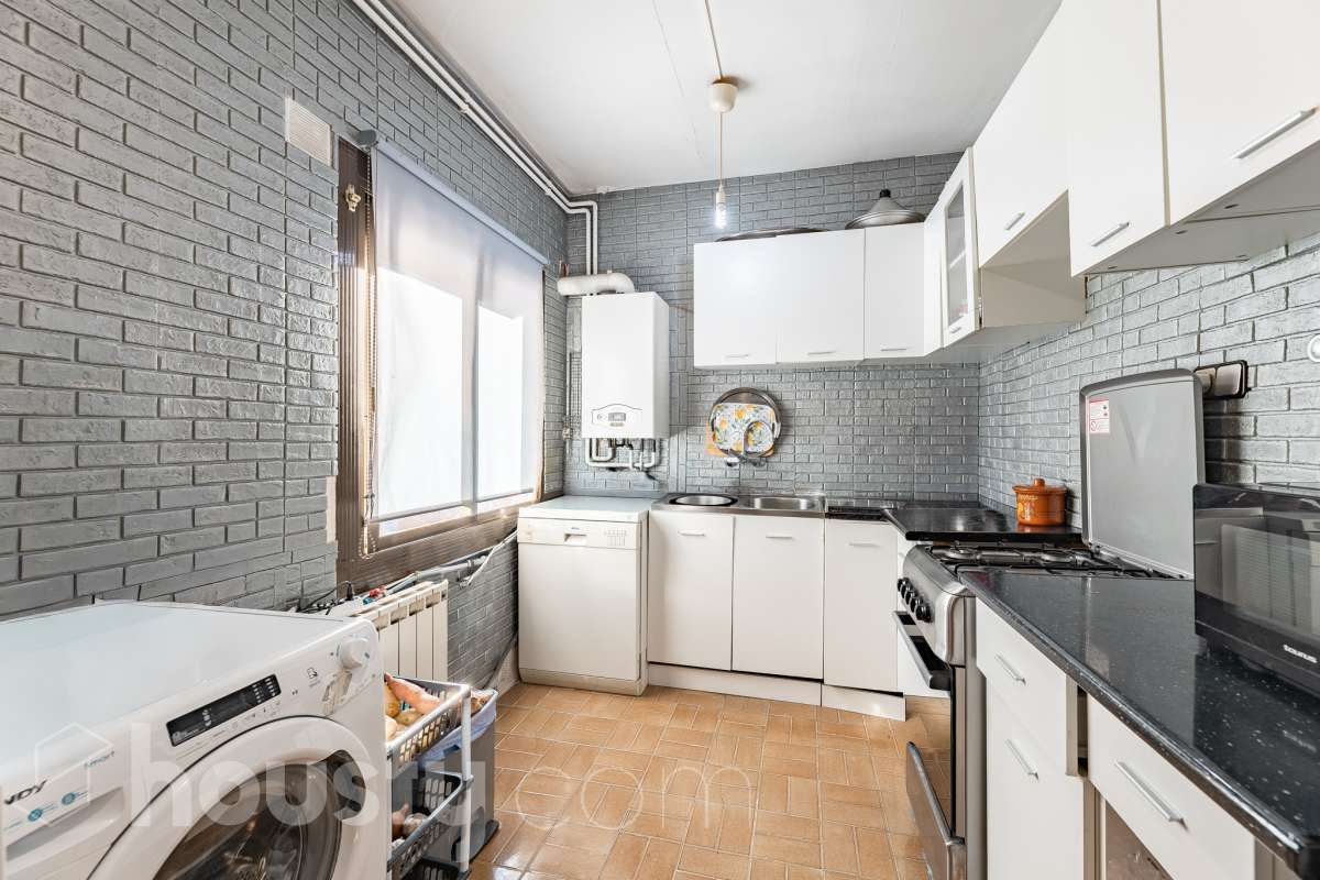 ALQUILADO. SOLO INVERSORES. Housfy vende este estupendo DÚPLEX CON VISTAS A MONTSERRAT, en Esparreguera, actualmente alquilado. Contrato de alquiler: Se subroga al comprador conforme a la LAU. Inquilinos con excelente cumplimiento. Información contractual ampliada en privado. Datos de inversión: Renta: 590 €/mes (7.080 €/año) Rentabilidad bruta: 4,425 % Inversión estable con contrato vigente e inquilinos cumplidores. Propiedad con 106 m² según Nota del Registro de Propiedad y 175 m² verificados con la Dirección General de Catastro. Construido en el año: 1979. La vivienda destaca por su excelente entrada de luz natural, la amplitud de sus estancias y unas vistas despejadas a Montserrat que aportan una sensación de tranquilidad poco habitual dentro del mercado actual. Datos de la vivienda: * 175 m² construidos según catastro ( 106 m² según nota simple ) * Vivienda tipo dúplex con distribución diferenciada * 3 habitaciones amplias * Vistas abiertas a Montserrat y entorno natural * Excelente luminosidad durante todo el día * Espacios versátiles con múltiples posibilidades de actualización * Finca tranquila y entorno residencial consolidado * Muy buena relación metros/precio dentro de la zona * Ideal tanto como vivienda habitual como inversión patrimonial Distribución La vivienda se distribuye en dos plantas, permitiendo separar claramente la zona de día y la zona de descanso. Cuenta con salón-comedor amplio, cocina independiente, tres dormitorios y diferentes espacios auxiliares que aportan comodidad y funcionalidad al conjunto. La configuración dúplex proporciona mayor privacidad y una sensación de vivienda mucho más completa y diferenciada respecto a los pisos convencionales. Ubicación Situada en Esparraguera, en un entorno residencial tranquilo rodeado de naturaleza y con vistas privilegiadas a Montserrat. La zona combina calidad de vida, servicios y buena conexión con Barcelona y el Baix Llobregat, convirtiéndose en una alternativa cada vez más demandada para quienes buscan espacio y tranquilidad sin alejarse de los principales núcleos urbanos. Aviso legal El precio de venta no incluye gastos de la compraventa como notaría, registro, impuestos, ni tampoco honorarios agencia. Esta publicación no es vinculante. Consulta siempre la nota simple con Housfy antes de formalizar la compraventa. Sobre nosotros Housfy es la plataforma integral de servicios inmobiliarios. Nuestra combinación de expertos y tecnología pone al alcance de todo el mundo servicios cómodos, claros y seguros. AICAT número: 7922. Nos encargamos de la gestión y asesoramiento de la compra. ¡Olvídate de todo! Hacemos los trámites por ti. Y, si además necesitas financiación, ponemos a tu disposición un bróker hipotecario para ayudarte a conseguir las mejores condiciones para tu perfil económico. Contacta con Housfy para agendar una visita y ampliar la información . Más información en: housfy.com En cumplimiento de la Ley 8/2026 en Cataluña, el certificado de presencia o ausencia de amianto se encuentra en proceso de tramitación.-18